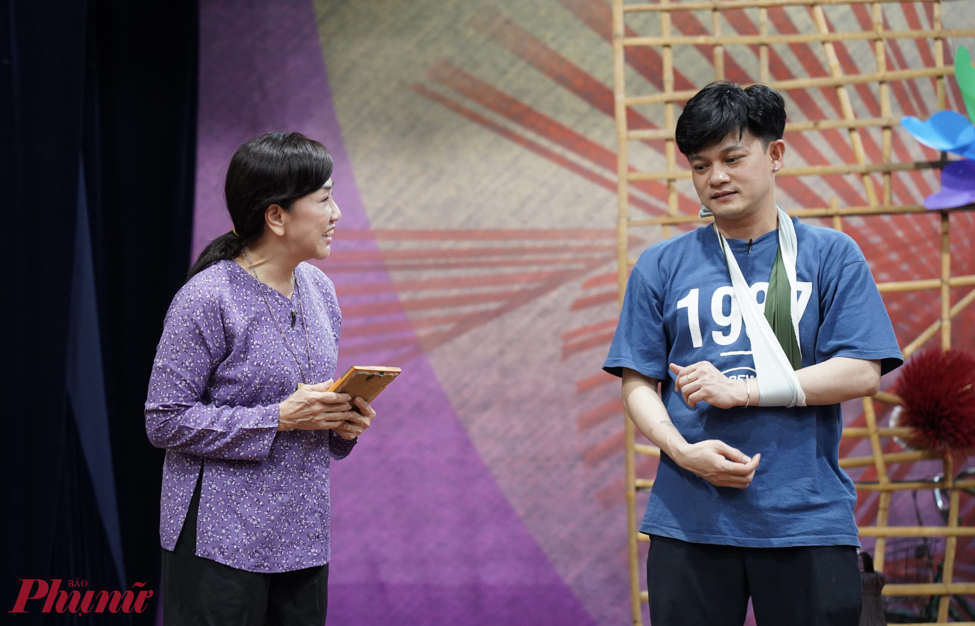 Từ sau vở Cô đào hát vào năm 1998, lần này chị mới có lại cảm giác phải “lăn lộn” trở lại trên sân khấu. Chị cho biết chưa xem vở 29 anh về, nên khi nhận lời cũng là quyết định “bốc đồng”. “Tôi bị tật nói nhanh. Vì thế, khi vào vai cô giáo Diệu Hoài đã ở tuổi nhớ nhớ quên quên lại rất khó. Tôi hay múa, nên phải cố gắng nhiều”, chị nói. Chị cười bảo có lúc xem đây như “cực hình”, nhưng luôn nhủ lòng cố gắng qua mỗi buổi tập. 