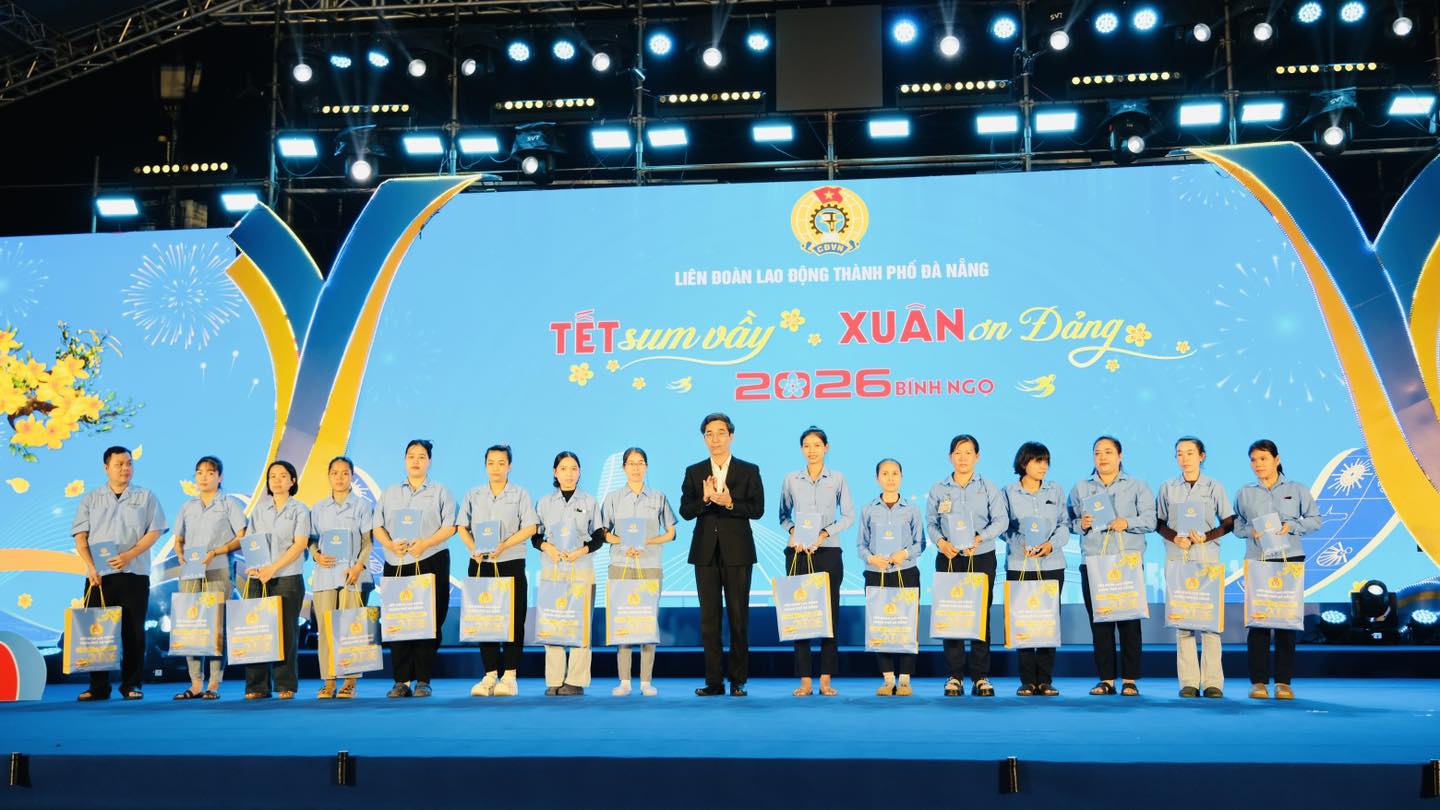 Lãnh đạo TP Đà Nẵng và Công đoàn trao tặng quà cho công nhân.