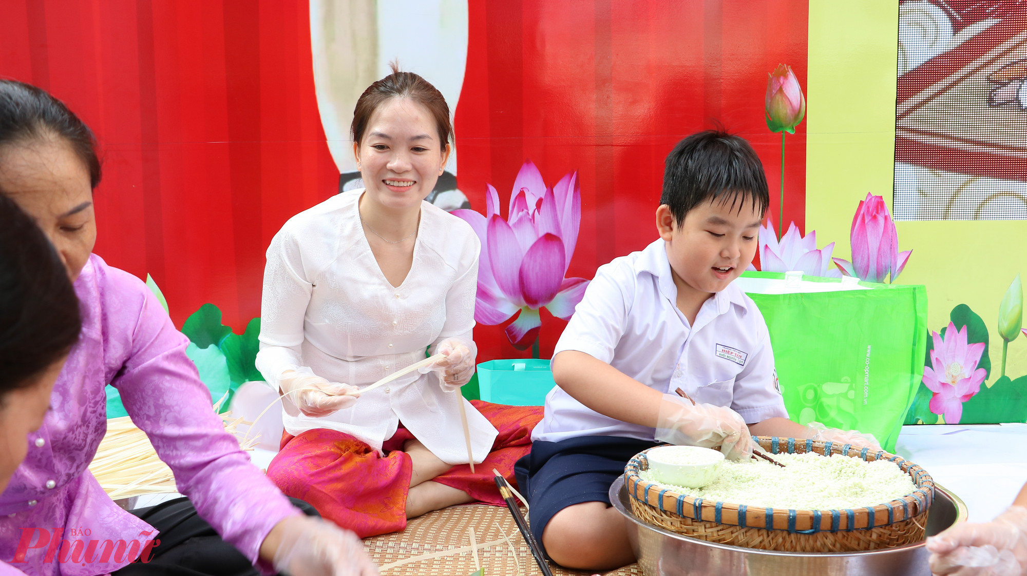 Những đôi bàn tay nhỏ bé lần đầu được chạm vào nếp, vào thịt