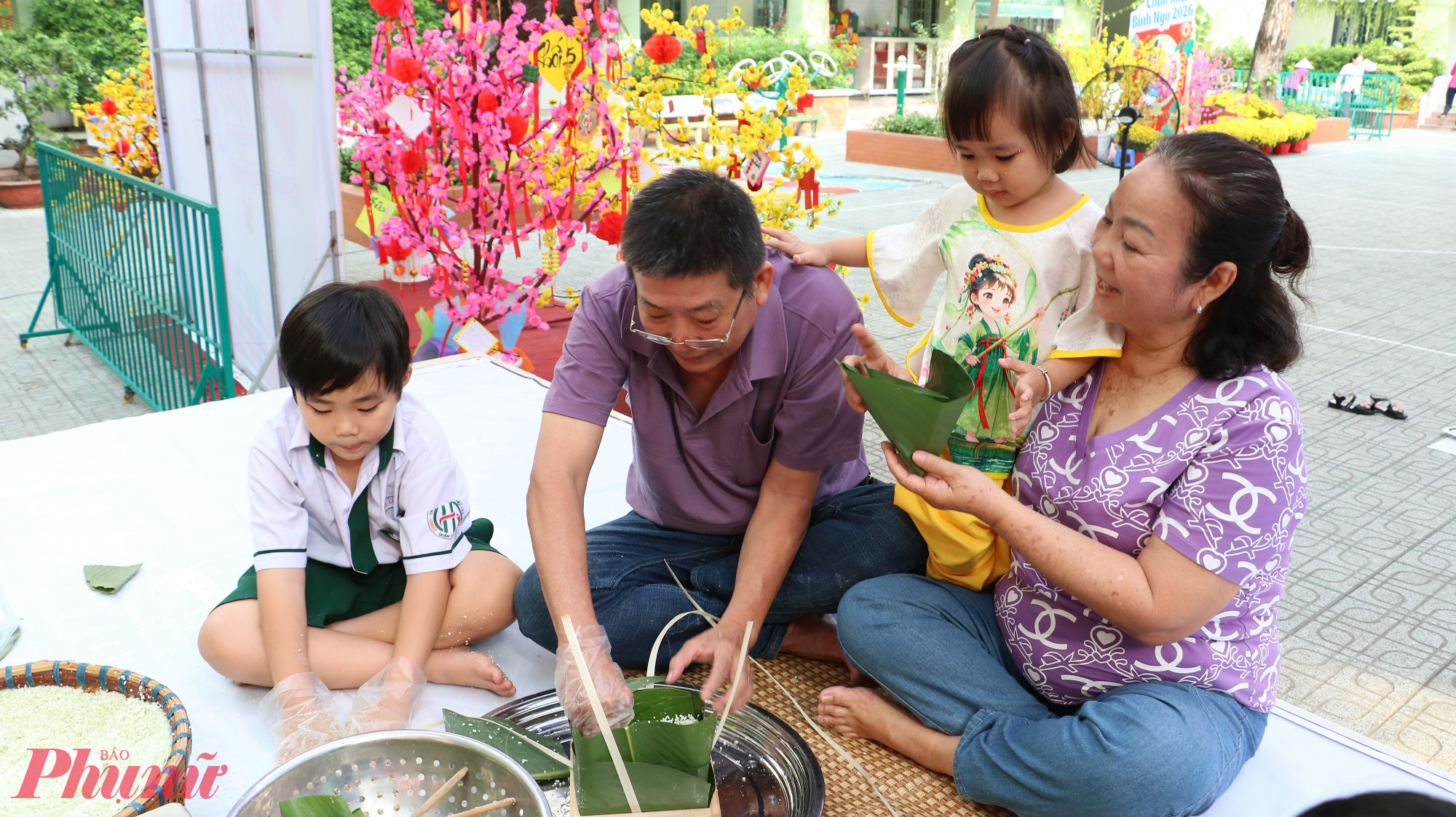 An Khang cùng ông bà nội lưu giữ những khoảnh khắc quý giá