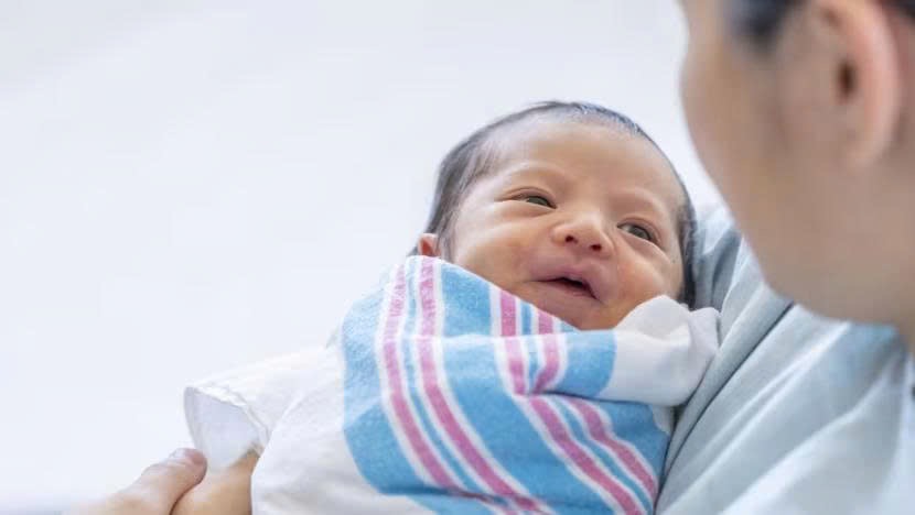 Nhiều phụ nữ trẻ Singapore lựa chọn thuê bảo mẫu ở cữ sống cùng nhà để học cách làm mẹ - Ảnh minh hoạ: istock