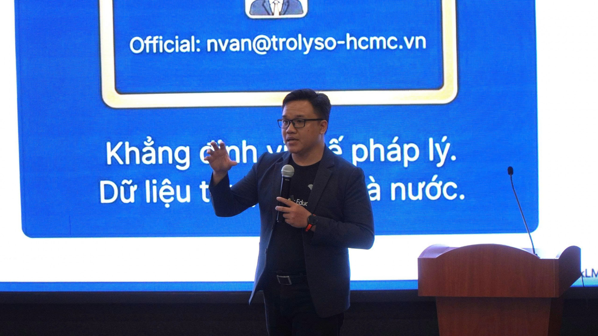 Đại diện đơn vị cung cấp bản quyền tài khoản chatbot AI chia sẻ cách thức sử dụng chatbot