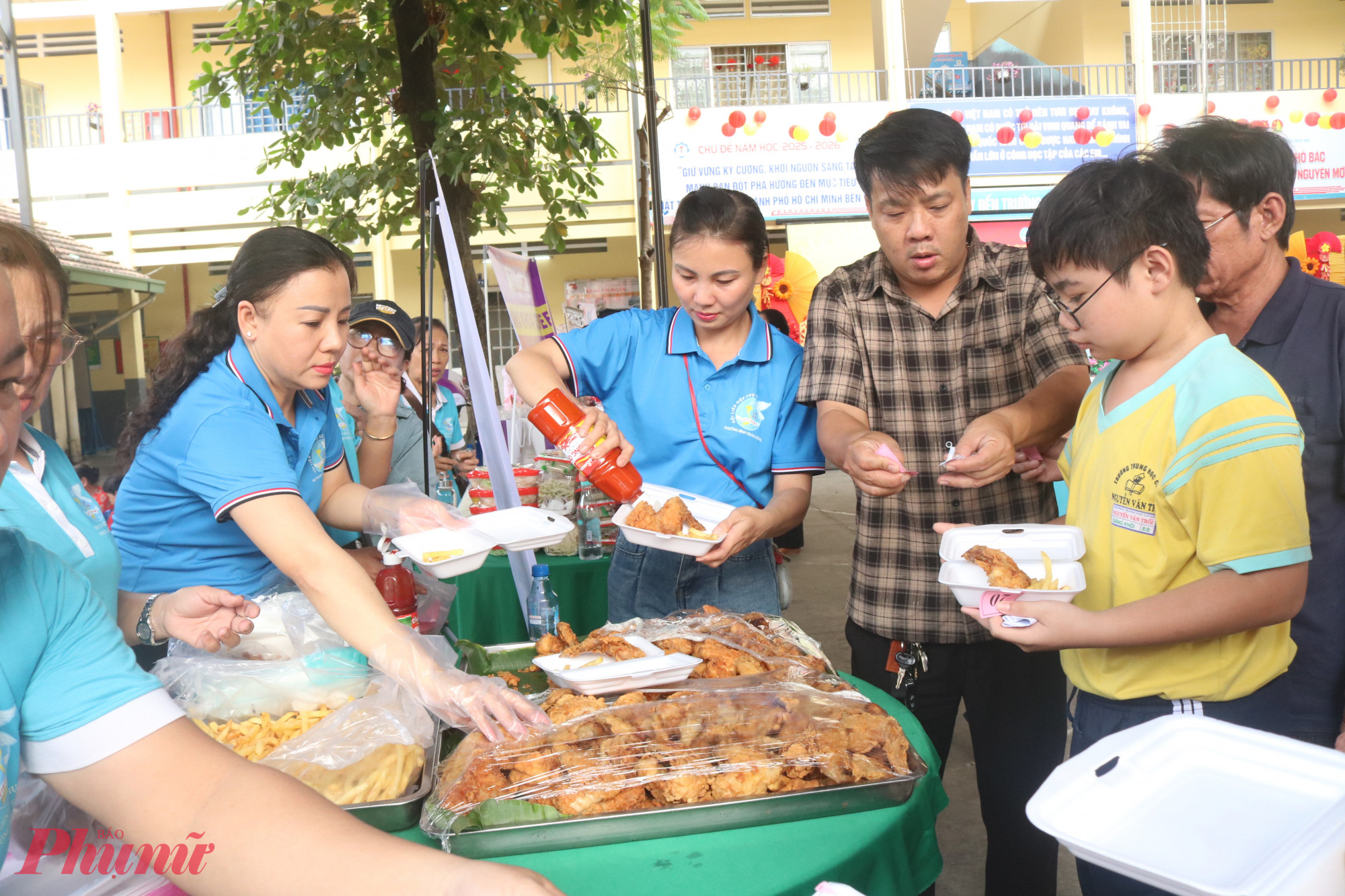 Cán bộ, hội viên phụ nữ phường Bình Trưng chuẩn bị bữa ăn nhẹ cho các em học sinh - Ảnh: Mẫn Nhi