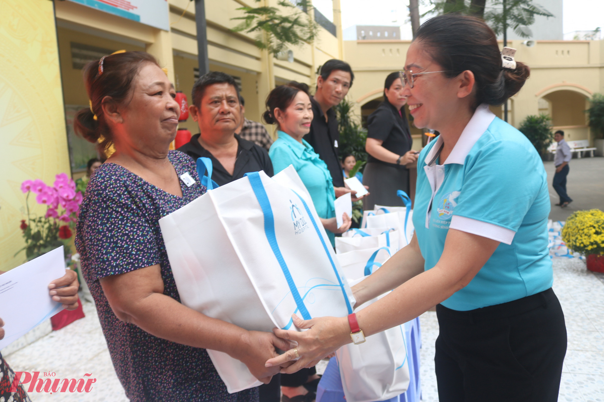 Bà Trần Thị Đoan Trang – Phó chủ tịch Ủy ban MTTQ Việt Nam phường Bình Trưng, Chủ tịch Hội LHPN phường trao quà, chúc tết chị em hội viên, phụ nữ - Ảnh: Mẫn Nhi