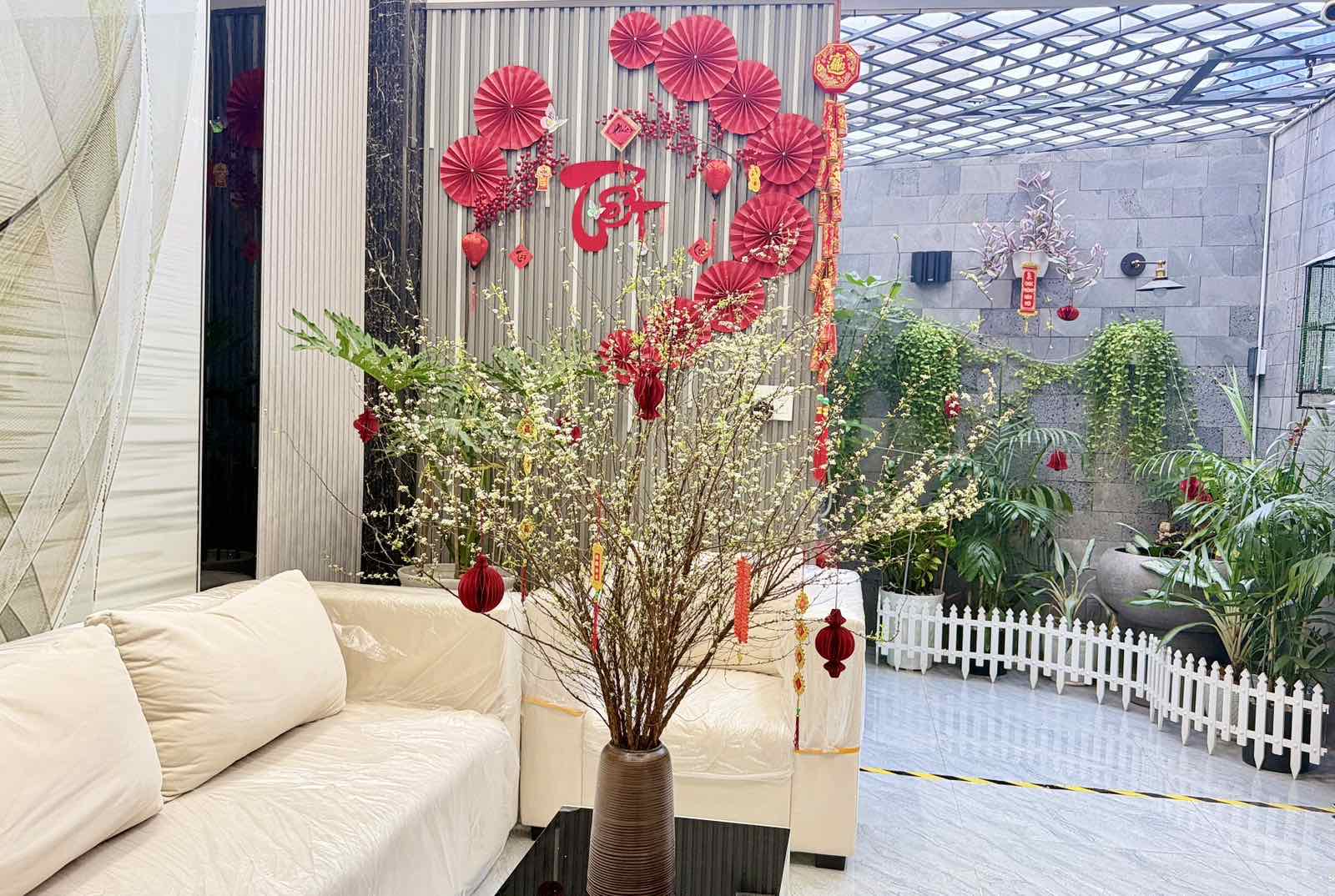 Bình hoa tuyết mai đón Tết năm nay vẫn rực rỡ nhưng ba tôi đã không còn (ảnh: tác giả cung cấp)