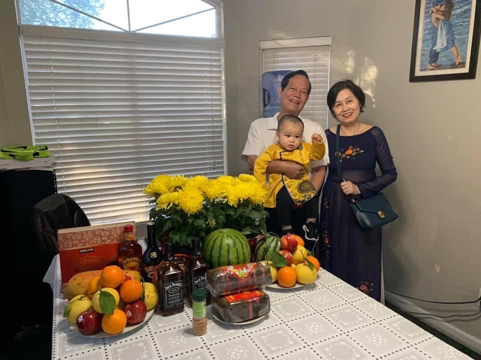 Ba mẹ của tác giả vào một mùa Tết cũ