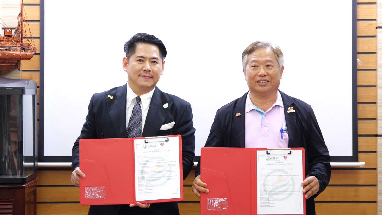 Lãnh đạo hai đơn vị thực hiện nghi thức ký kết Biên bản ghi nhớ - Ảnh: OneHealth Foundation