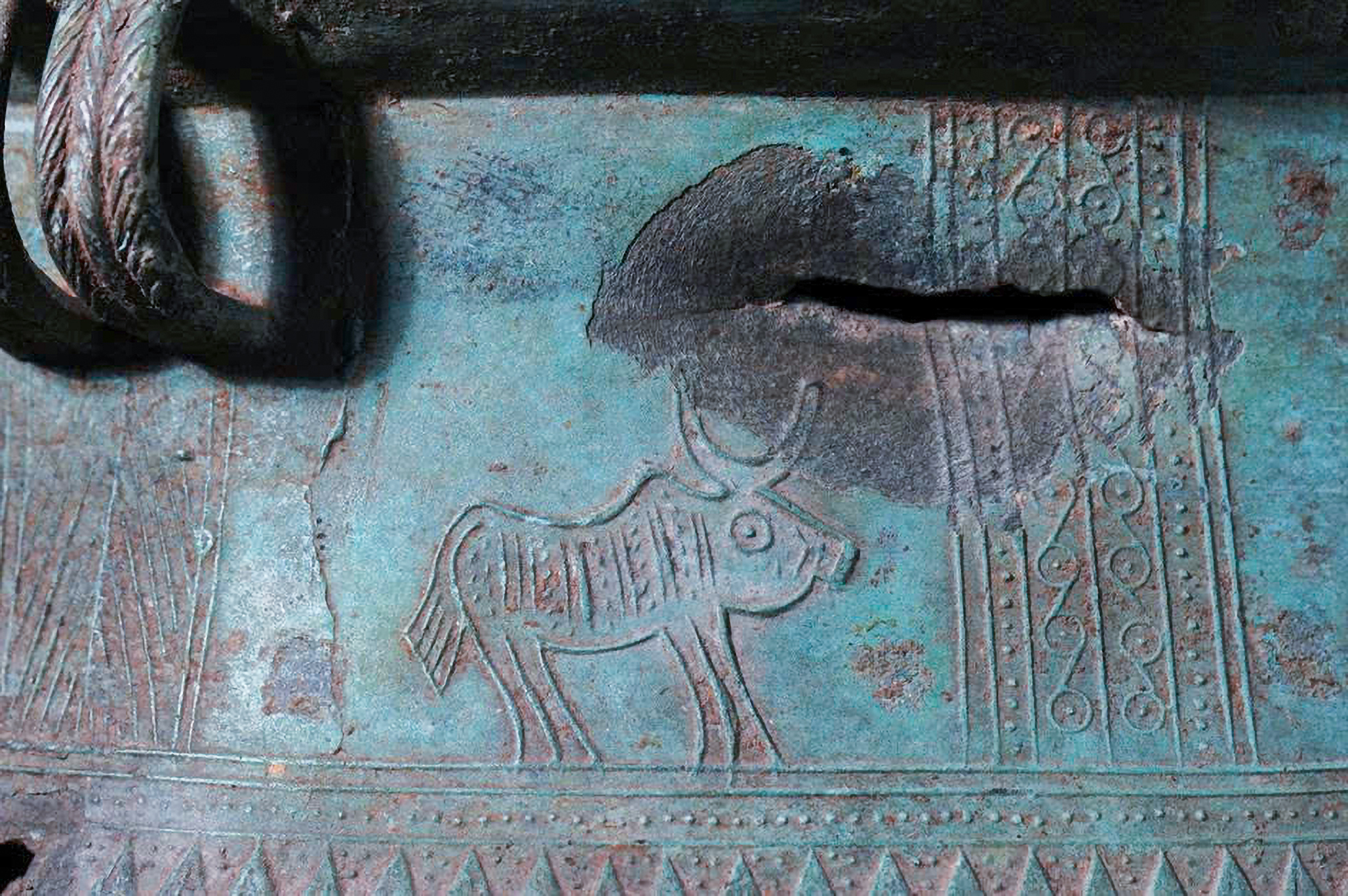 Sưu tập trống đồng làng Vạc còn là một nguồn tư liệu quý giá để nghiên cứu về đời sống vật chất và tinh thần của người Việt cổ thời văn hóa Đông Sơn. Hầu hết trống bị đập méo, chọc thủng mặt hoặc tang trước khi được chôn trong mộ táng. Những dấu vết đó cho thấy đây không phải hư hại ngẫu nhiên, mà là hành vi nghi lễ có chủ đích, phản ánh tập tục “giết chết hiện vật” (ritual killing of objects) - một hiện tượng phổ biến trong phong tục mai táng của cư dân Đông Sơn.