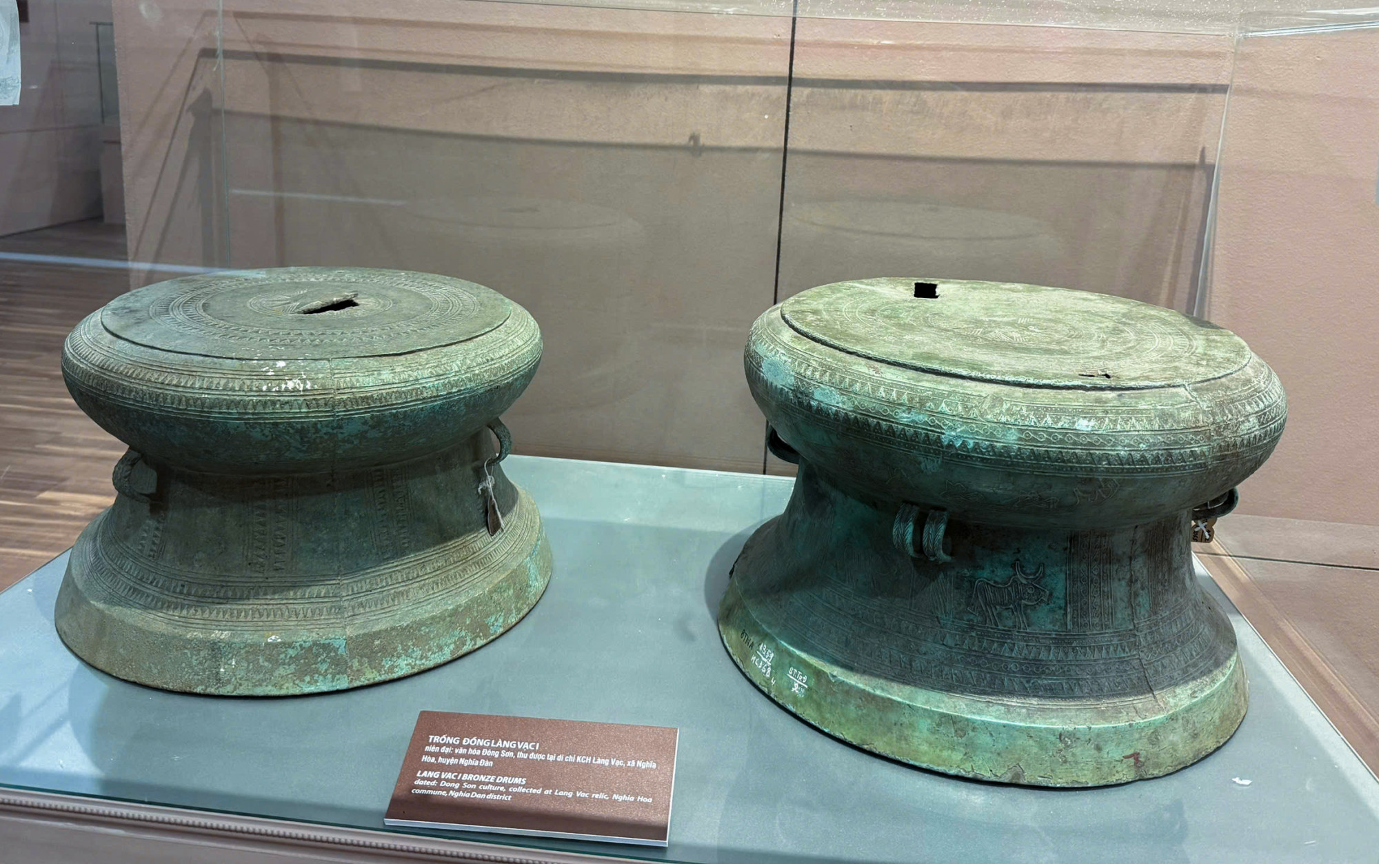 Phó thủ tướng Chính phủ Mai Văn Chính vừa ký Quyết định số 236/QĐ-TTg về việc công nhận bảo vật quốc gia. Trong đợt này có 30 hiện vật, nhóm hiện vật được công nhận bảo vật quốc gia đợt 14, tỉnh Nghệ An có 2 hiện vật, nhóm hiện vật gồm: bộ sưu tập trống đồng làng Vạc văn hóa Đông Sơn và Bia Ma nhai kỷ công bi văn thời Trần.