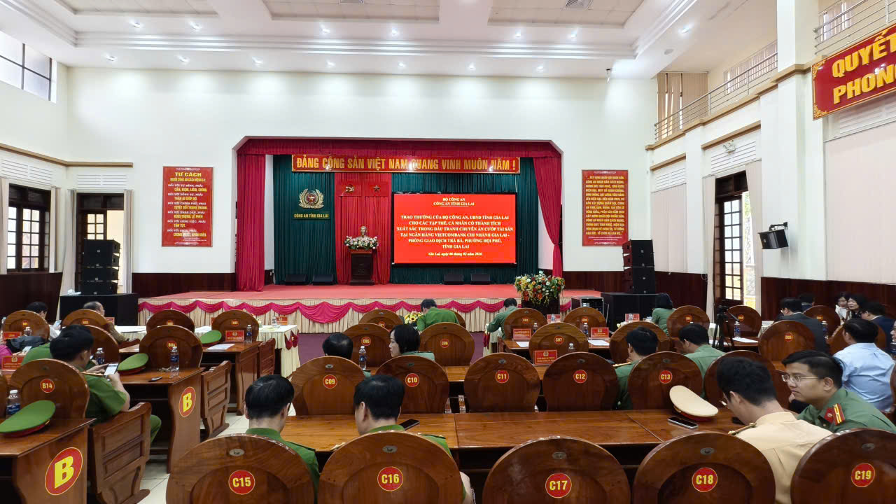 Toàn cảnh buổi họp báo - ảnh: Tuệ Lâm