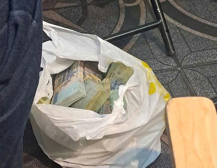 Công an thu giữ tang vật có liên quan đến vụ cướp ngân hàng - ảnh: CACC