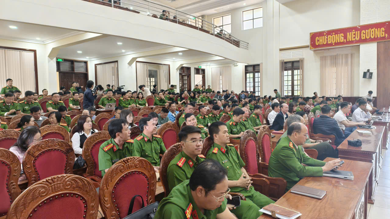 Nhiều đại biểu tham dự buổi họp báo - ảnh: Tuệ Lâm