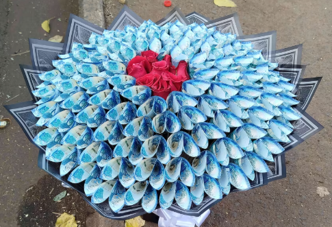 Nhiều người dùng tiền thật để thiết kế thành những bó hoa tặng nhau ngày tình nhân. Ảnh: Istenr