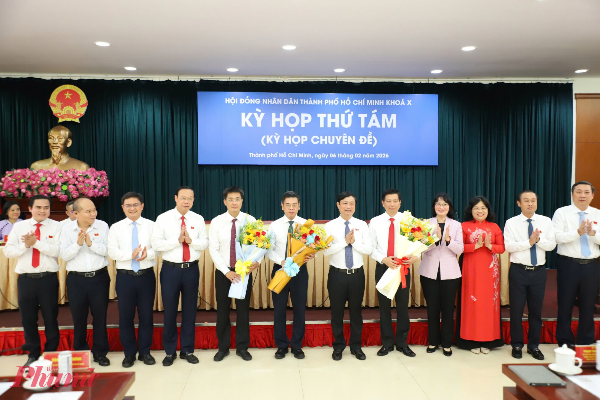 Lãnh đạo TPHCM tặng hoa chúc mừng các nhân sự được bầu và miễn nhiệm tại kỳ họp thứ 8 HĐND TPHCM - Ảnh: Thanh Tâm