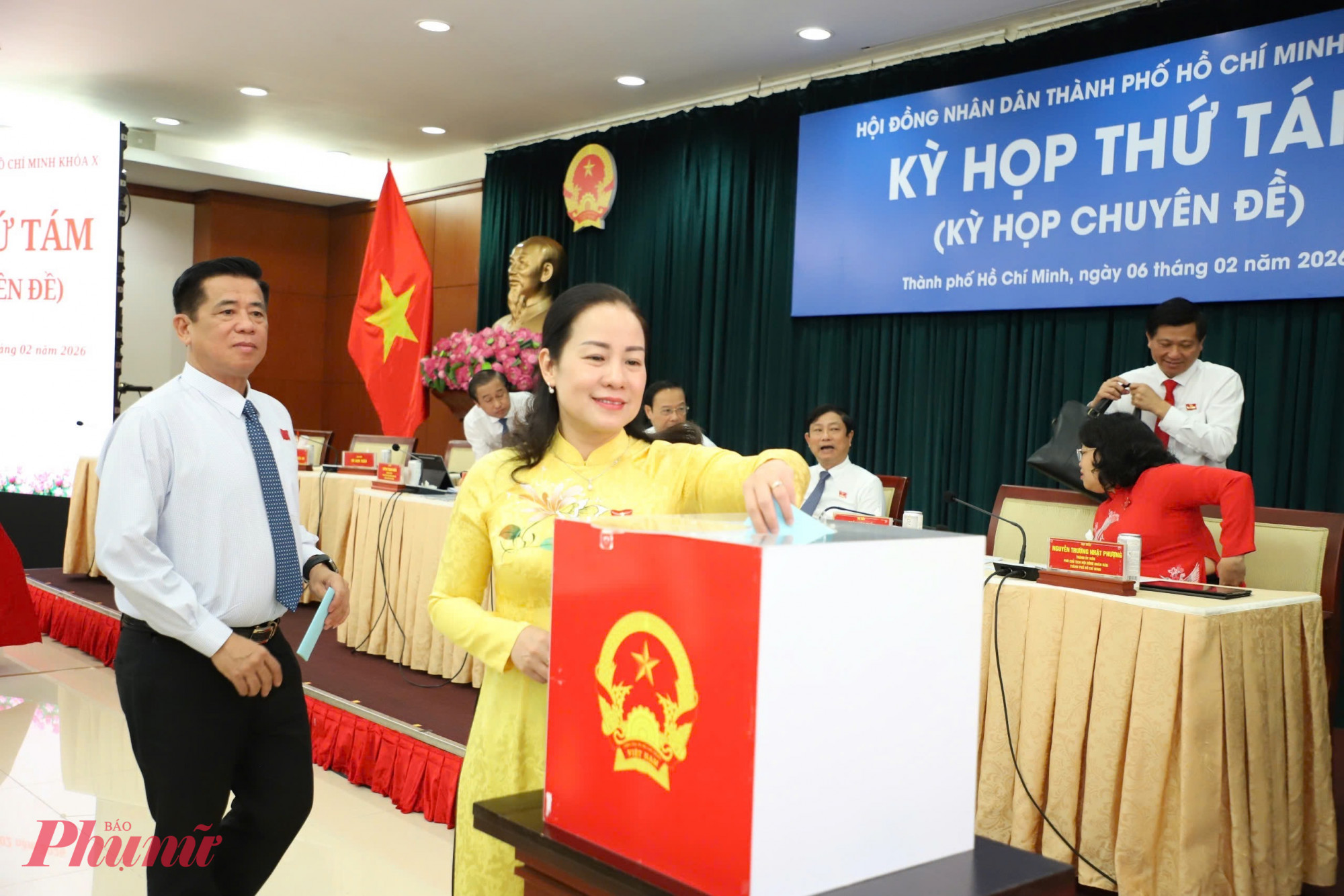 Các đại biểu HĐND TPHCM bỏ phiếu bầu chọn các chức danh, thực hiện công tác nhân sự tại kỳ họp thứ 8 HĐND TPHCM - Ảnh: Thanh Tâm