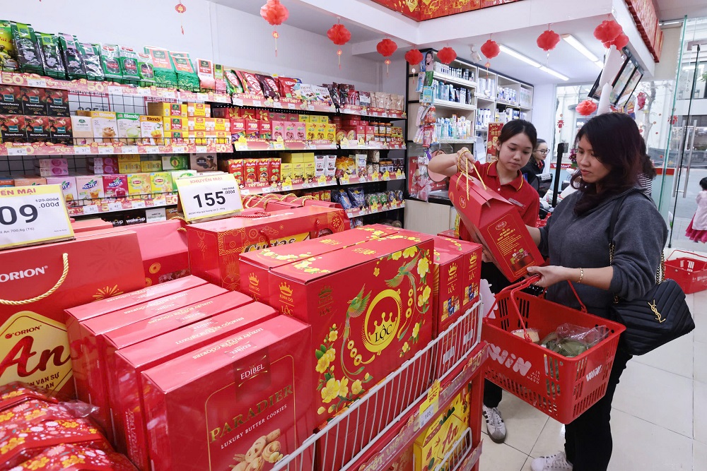 Khách hàng lựa chọn giỏ quà tết với sự hỗ trợ của nhân viên WinMart - Ảnh: Masan