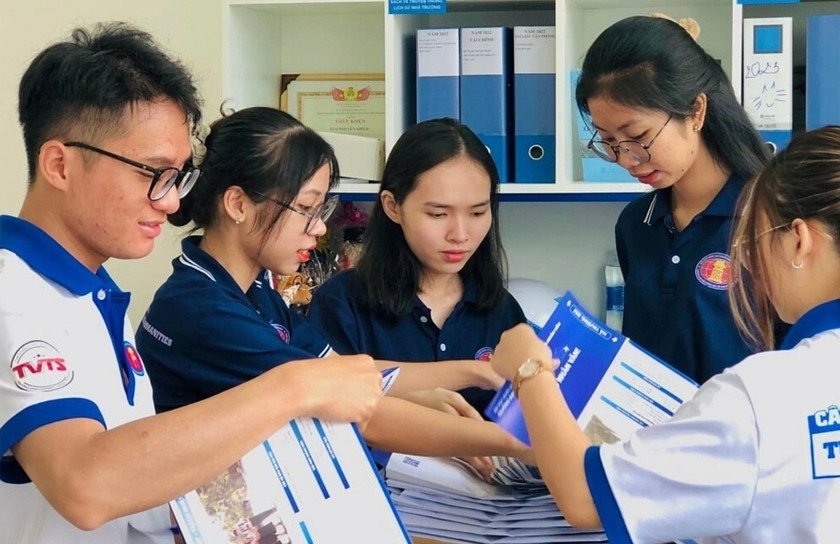 Sinh viên Trường đại học Khoa học Xã hội và Nhân văn, Đại học Quốc gia TPHCM tham gia hoạt động tư vấn cho thí sinh,. Ảnh: HCMUSSH
