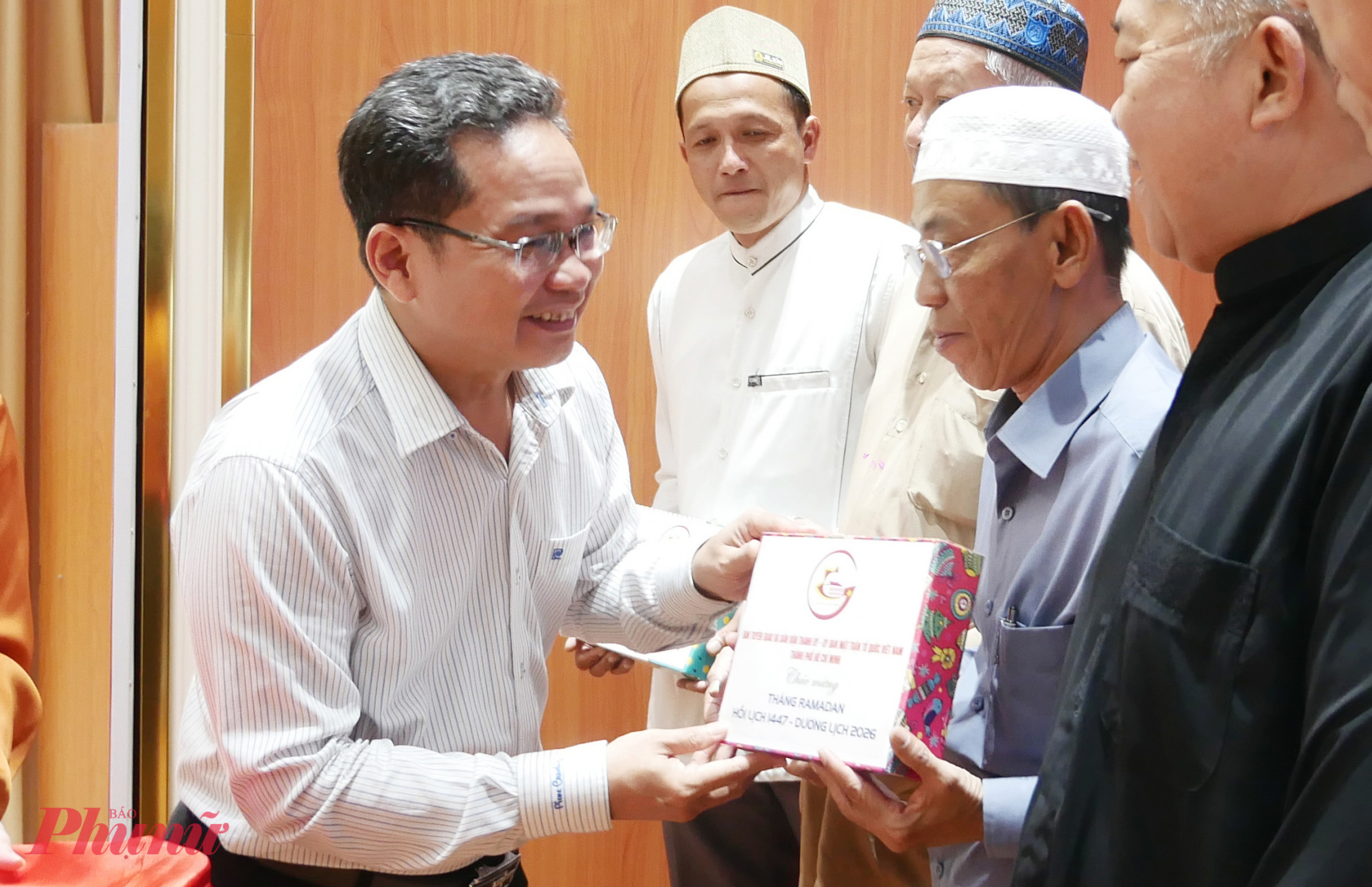 Ông Phạm Minh Tuấn tặng quà các Ban quản trị các Thánh đường, tiểu Thánh đường và các điểm sinh hoạt Hồi giáo tập trung trên địa bàn thành phố - Ảnh: Trang Nguyễn