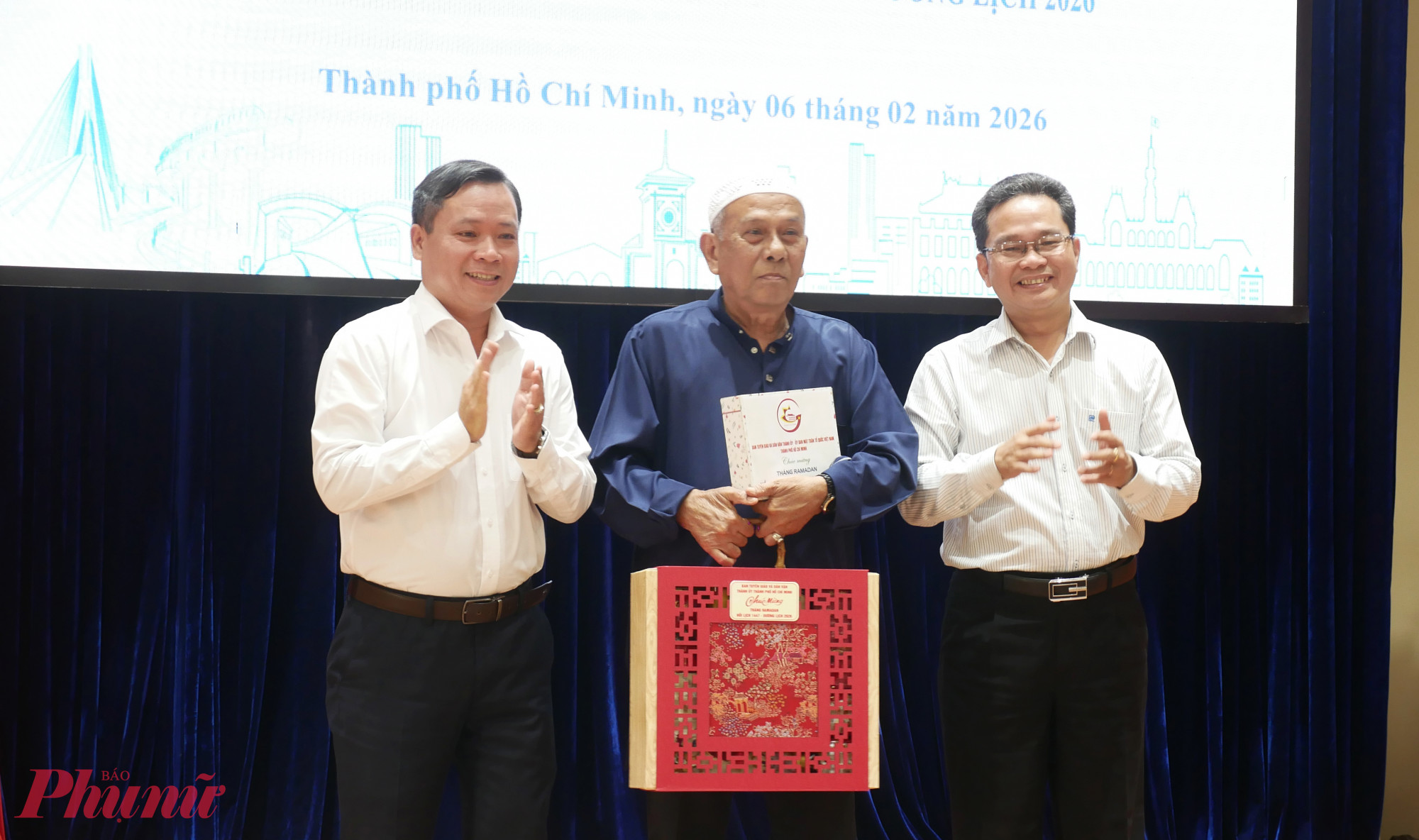 Ông Đoàn Văn Đồng - Phó trưởng Ban Tuyên giáo và Dân vận Thành ủy TPHCM (bìa trái) và ông Phạm Minh Tuấn - Phó Chủ tich Ủy ban MTTQ Việt Nam TPHCM (bìa phải)- tặng quà đến Ban đại diện cộng đồng Hồi giáo thành phố - Ảnh: Trang Nguyễn