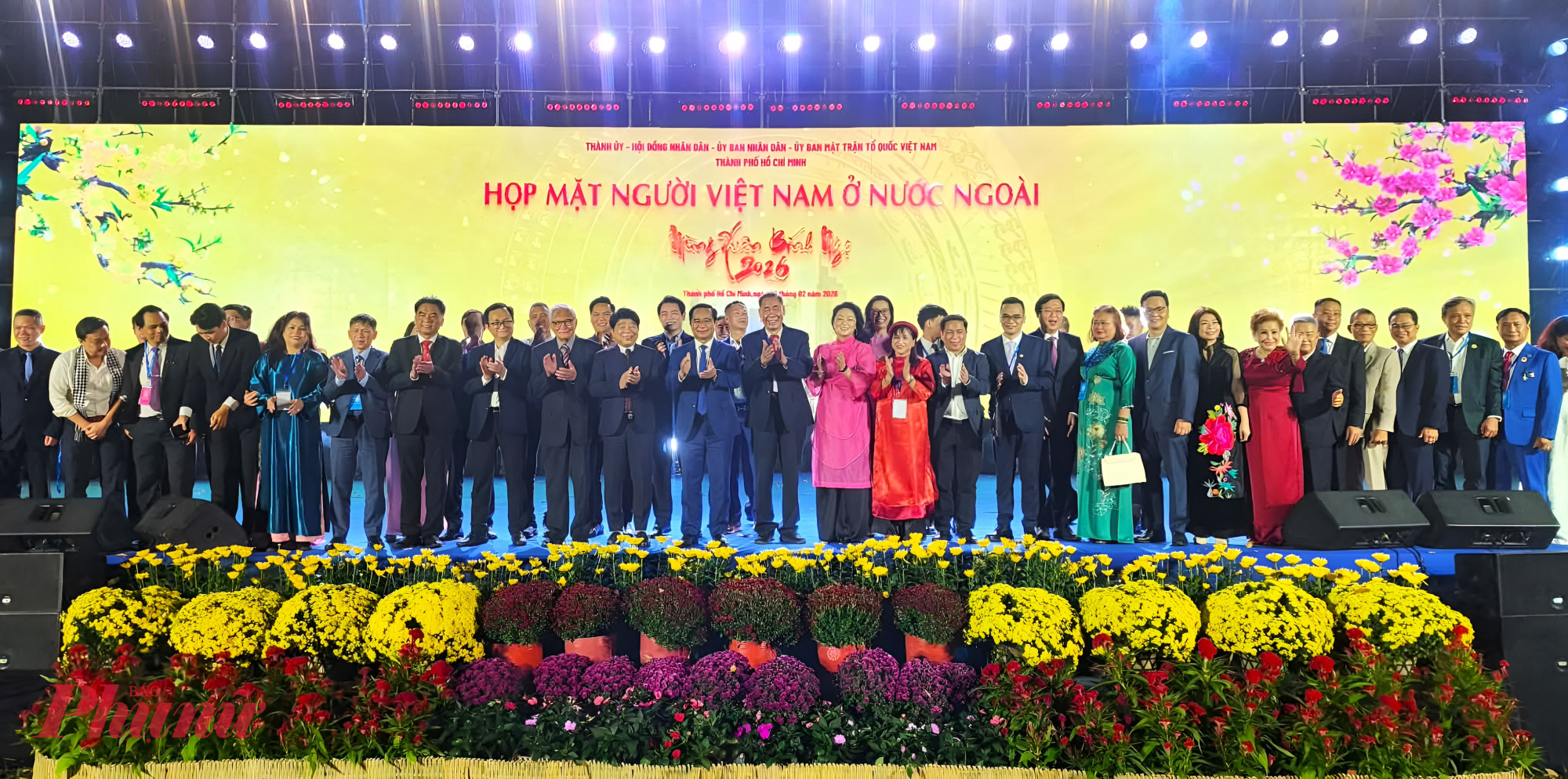 Các đại biểu cùng chụp ảnh lưu niệm tại buổi họp mặt