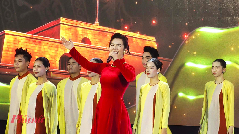 Ca sĩ Võ Hạ Trâm trình diễn tại buổi họp mặt