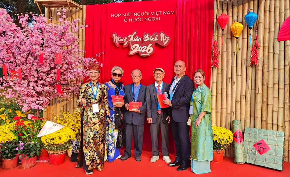 Các đại biểu cùng hòa mình vào bầu không khí của khu vực triển lãm Không gian Tết cổ truyền