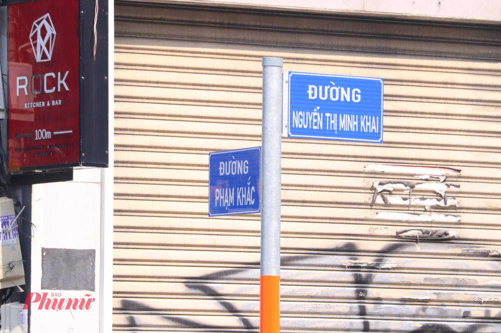Bảng tên đường Phạm Khắc nằm ngay tại vị trí giao với đường Nguyễn Thị Minh Khai - Ảnh: Phương Nhã