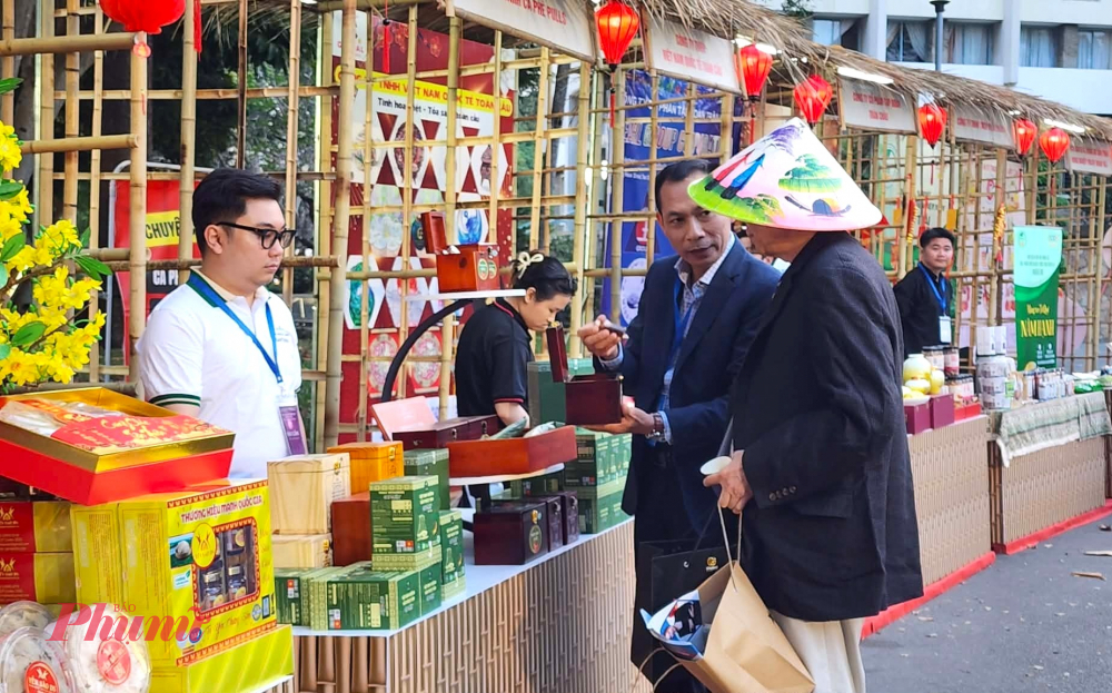 Một doanh nghiệp về sâm Ngọc Linh giới thiệu sản phẩm cho đại biểu tham quan