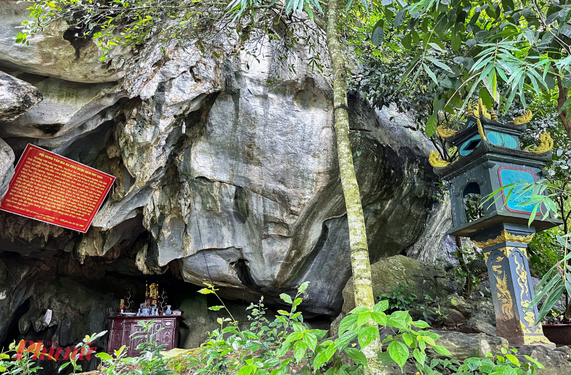 Hang đá nằm ngay phía dưới Bia Ma Nhai được người dân lập bàn thờ, cử người tuần tra canh gác bảo vệ. 