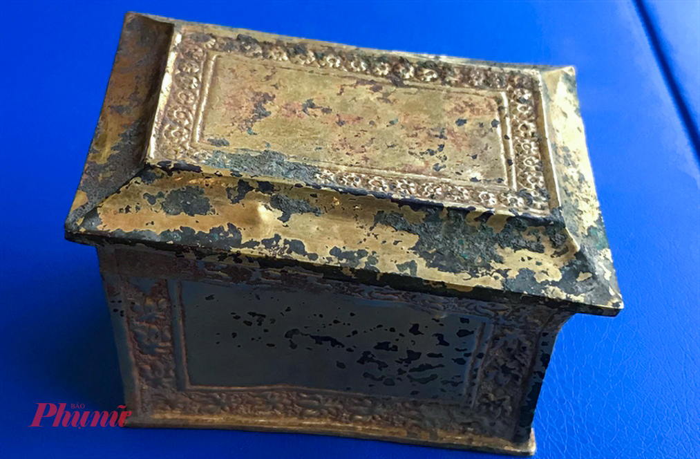 Trước đó, năm 2017, Nghệ An có 3 hiện vật được công nhận bảo bảo vật quốc gia, gồm Muôi đồng cán tượng voi, Dao găm chuôi hình rắn ngậm chân voi và Hộp đựng Xá lị Nhạn Tháp.