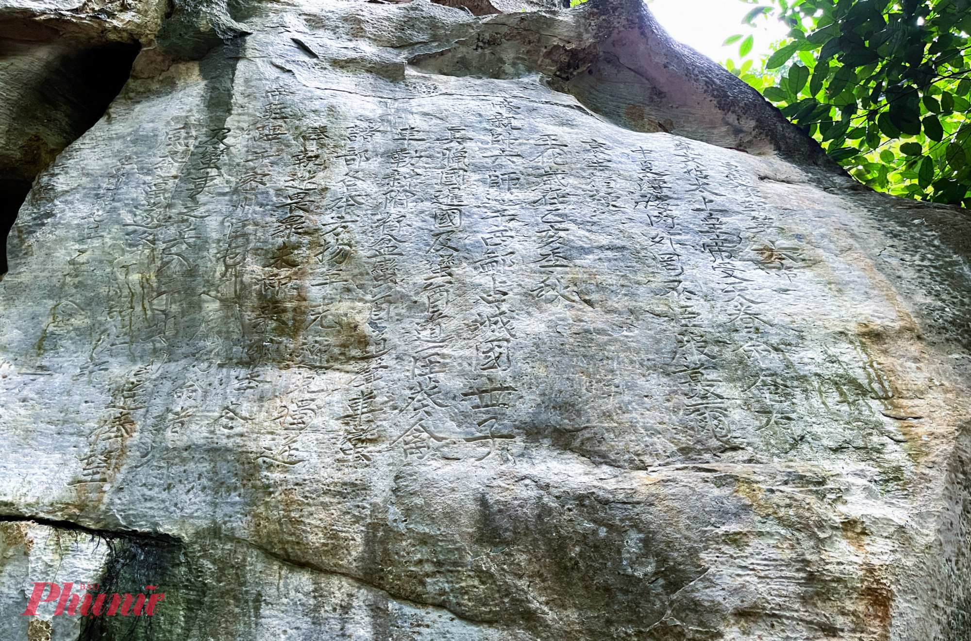 Bia Ma Nhai là hiện vật gốc, độc bản, còn nguyên vẹn. Bia có bố cục hình chữ nhật, không viền, không trang trí hoa văn, gồm 14 dòng với 155 chữ Hán, trung bình mỗi chữ rộng khoảng 10,5cm, được xếp vào loại bia đá có chữ lớn nhất Việt Nam. 