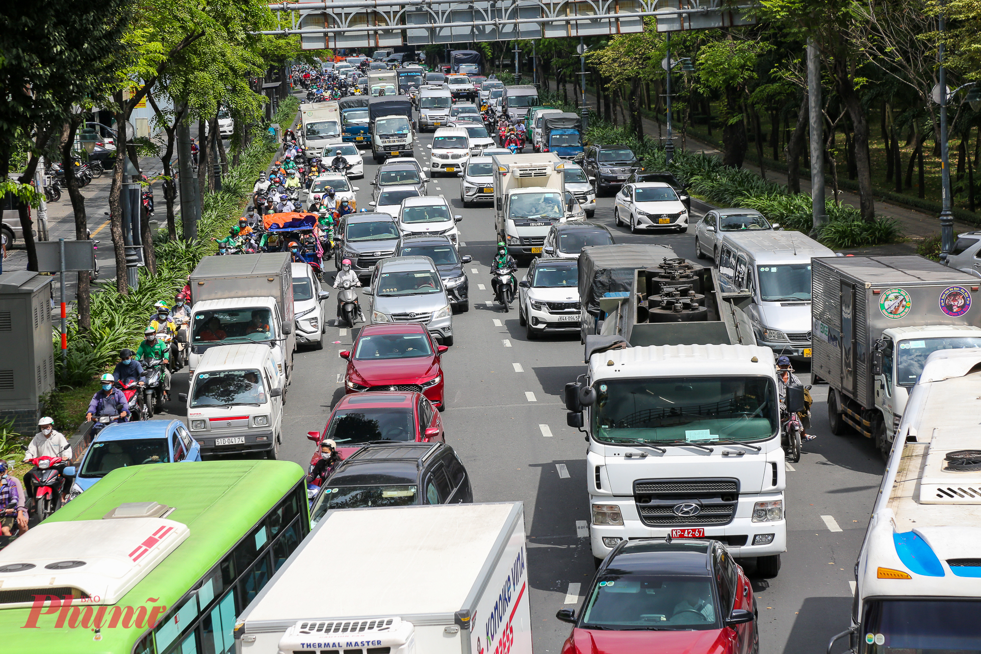 Các tuyến đường cửa ngõ sân bay Tân Sơn Nhất là điểm nóng kẹt xe dịp cận tết - Ảnh: Nguyễn Văn