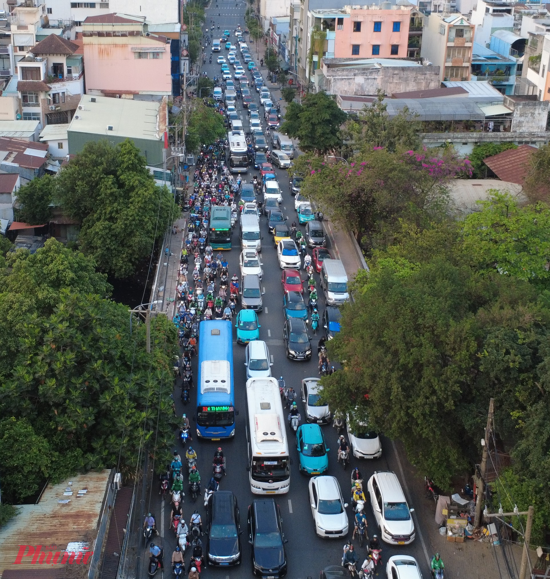 Cận tết, người dân đi lại mua sắm, về quê sẽ tăng cao nên thường xảy ra kẹt xe đường qua bến xe Miền Đông cũ- Ảnh: Nguyễn Văn