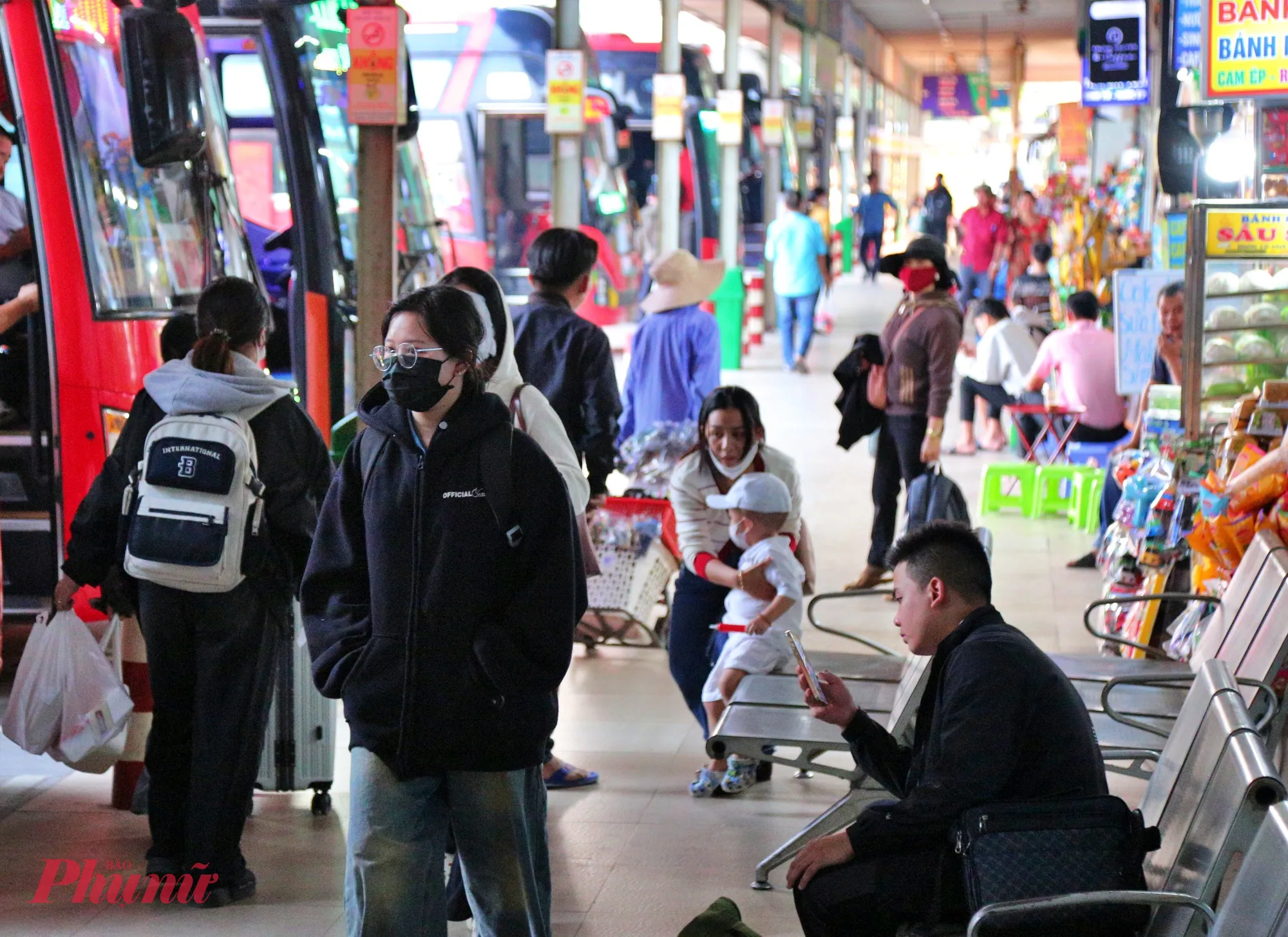 Bến xe Miền Đông tăng cường phục vụ hành khách dịp Tết Bính Ngọ 2026 - Ảnh: 