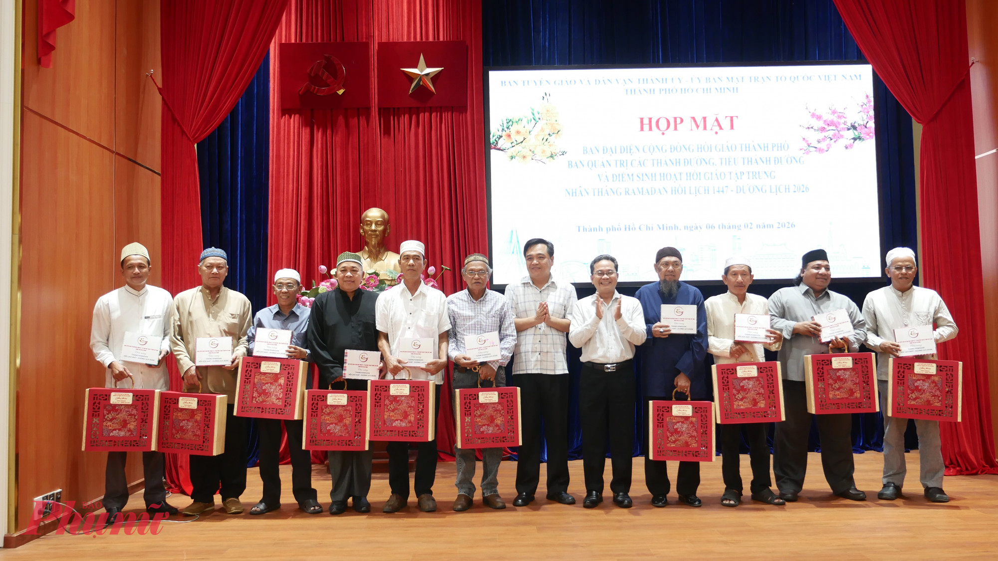 Chương trình họp mặt và tặng quà đến các Ban đại diện cộng đồng Hồi giáo thành phố, Ban quản trị các Thánh đường, tiểu Thánh đường và các điểm sinh hoạt hồi giáo tập trung trên địa bàn thành phố