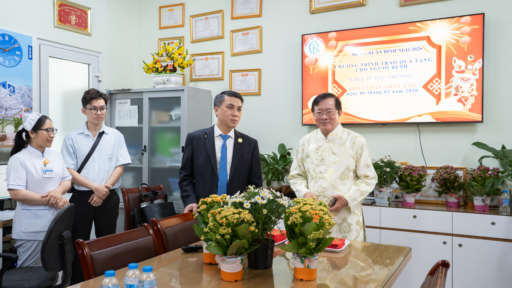 Bác sĩ CK2 Phạm Thanh Việt – Phó Giám đốc Phụ trách Quản lý Điều hành Bệnh viện Chợ Rẫy, và TS.BS.CK2 Nguyễn Minh Tuấn - Trưởng khoa Thận nhân tạo