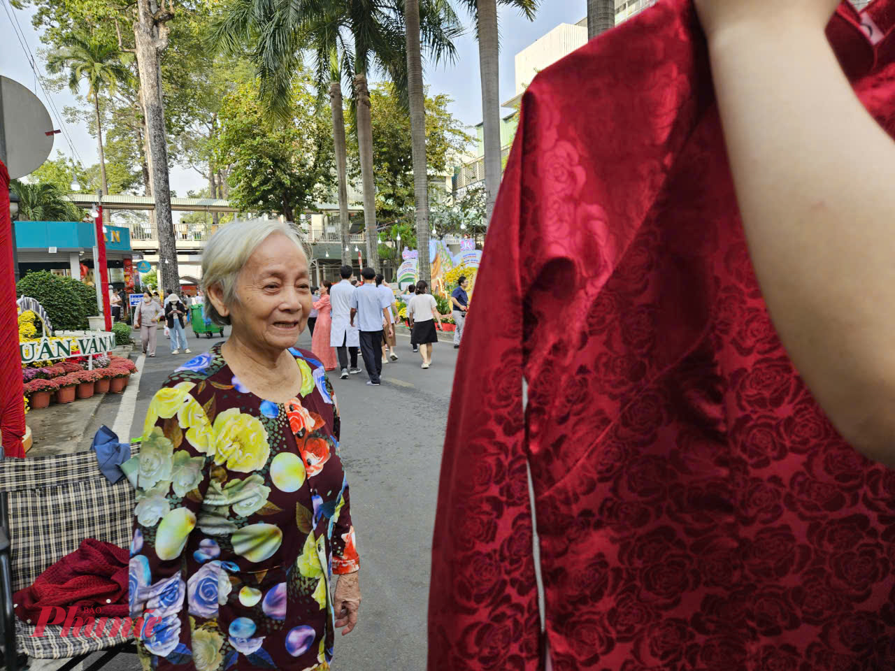 Bà Đ.T.C. (89 tuổi, ở Quảng Ngãi) đang điều trị u phổi đến nhờ nhân viên chọn cho mình bộ áo dài rực rỡ nhất để chụp gửi về cho con cháu ở nhà