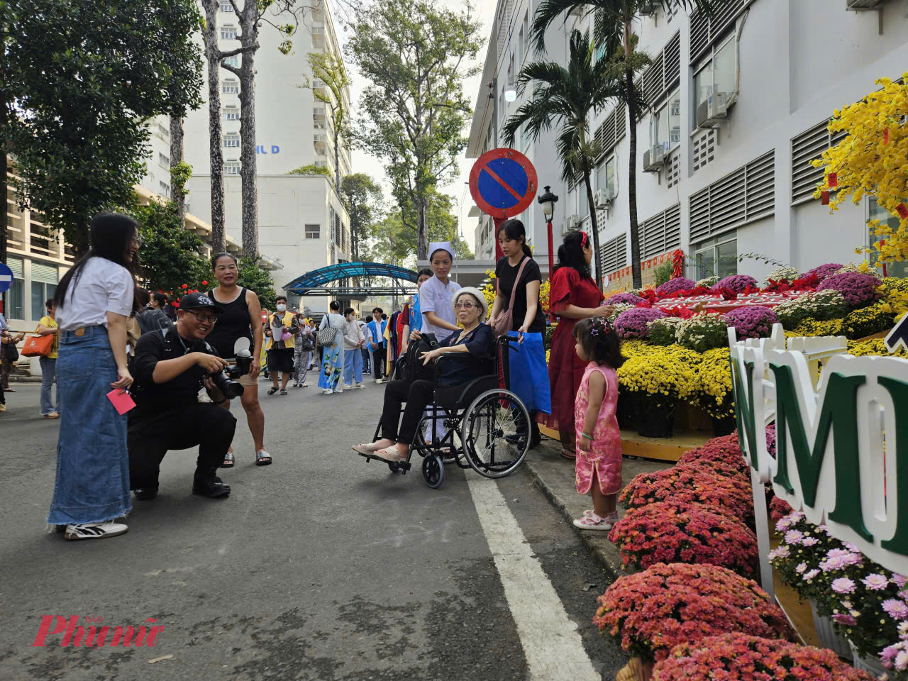Năm nay trùng hợp đợt tái khám đúng ngày khai mạc đường hoa nên bà M. tranh thủ chụp với nhiều tiểu cảnh để làm kỷ niệm: “Không khí ở đây rất sôi động và nhộn nhịp, tôi cứ ngỡ tết đến luôn rồi. Thấy bác sĩ lo cho người bệnh như vậy cũng có thêm tinh thần, động lực chiến đấu với căn bệnh này”