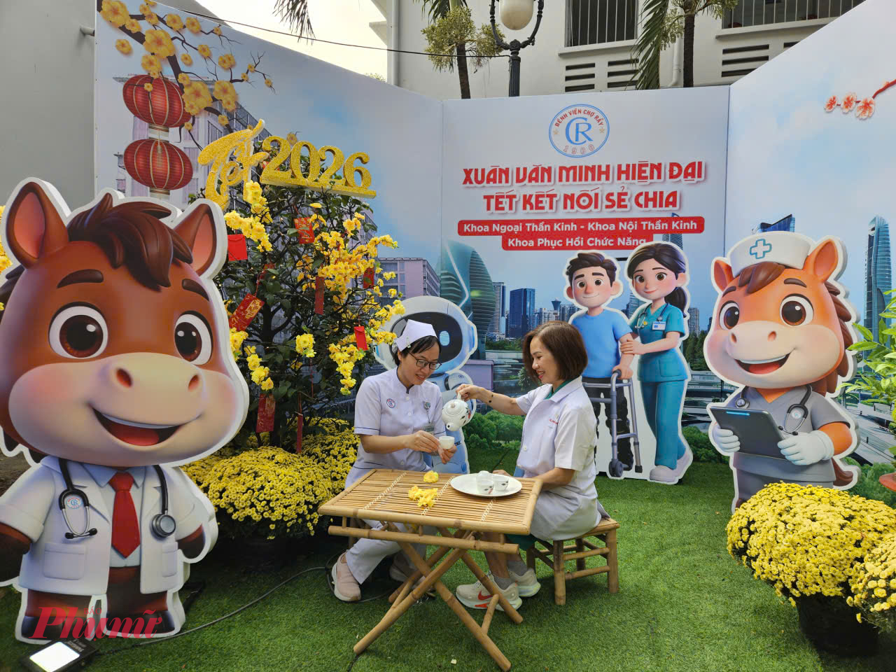 Đồng nghiệp cùng nhau chụp ảnh lưu niệm 