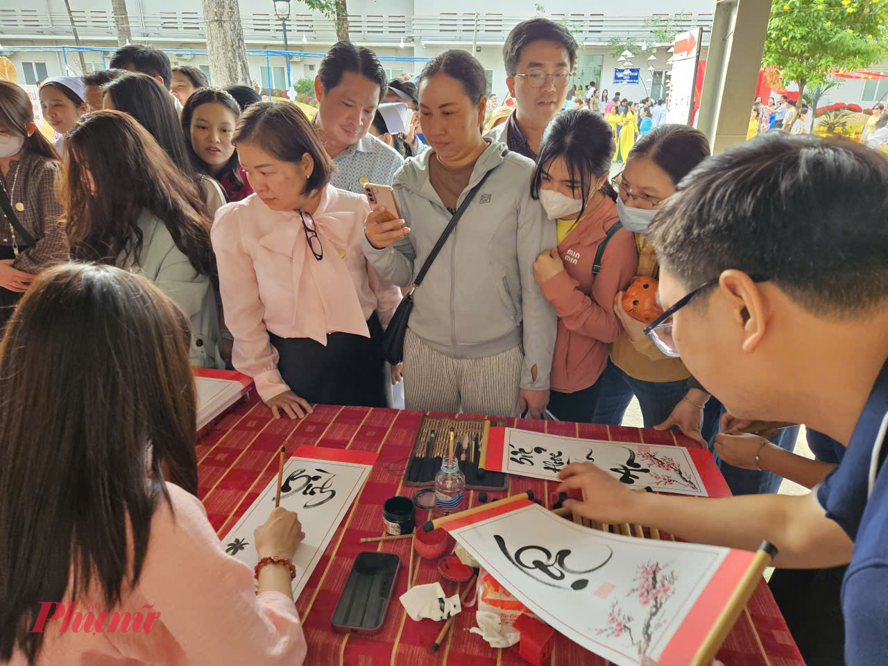 Tại khu vực cầu bình an, 'ông đồ, bà đồ' tặng chữ cho mọi người. Bác sĩ CK2 Phạm Thanh Việt - Phó Giám đốc điều hành Bệnh viện Chợ Rẫy cho biết, bệnh viện là đơn vị tuyến cuối khu vực phía Nam tiếp nhận rất nhiều bệnh nhân nặng, điều trị kéo dài. Trong đó có không ít người bệnh không thể về nhà đón tết. Vì vậy, bệnh viện tổ chức đường hoa giúp người bệnh có cái tết vui hơn, đỡ tủi thân hơn