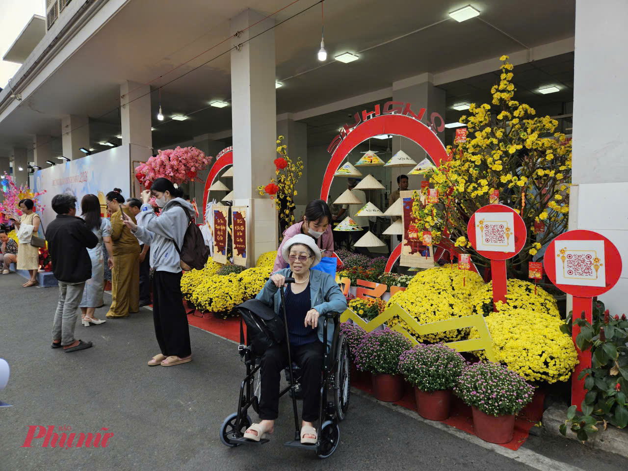 Vừa thấy hội xuân, bà D.T.M. (77 tuổi, ở TPHCM) nhờ người thân đưa đi “du xuân”, bà M. cho biết hơn 10 năm qua, bà vào ra bệnh viện điều trị bệnh ung thư. Năm nay trùng hợp đợt tái khám đúng ngày khai mạc đường hoa: “Không khí ở đây rất sôi động và nhộn nhịp, tôi cứ ngỡ tết đến luôn rồi. Thấy bác sĩ lo cho người bệnh như vậy cũng có thêm tinh thần, động lực chiến đấu với căn bệnh này”