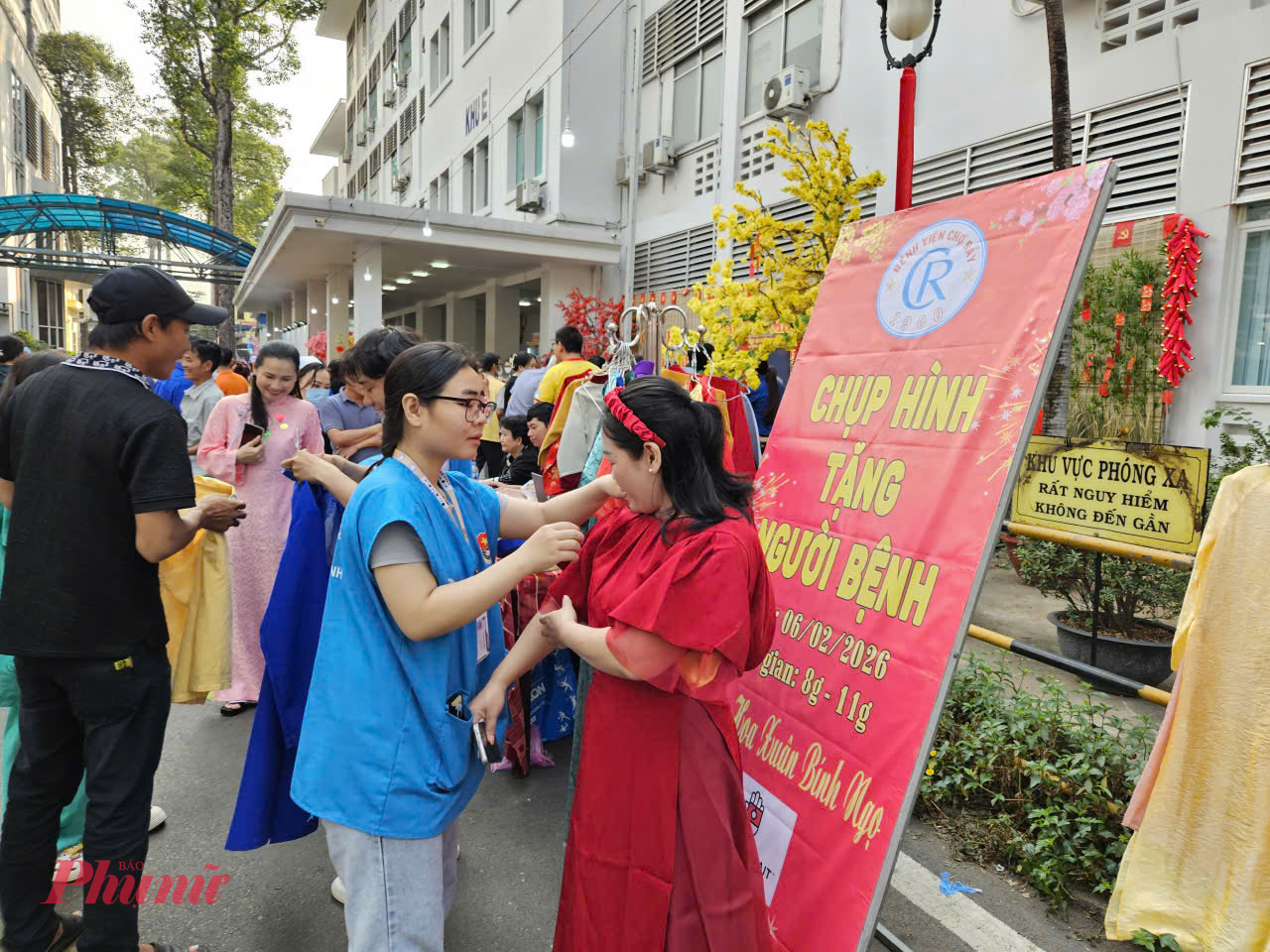 Ở khu vực chụp ảnh lưu niệm, phòng CTXH của bệnh viện bố trí áo dài, đồ tết để bệnh nhân có thật nhiều ảnh đẹp