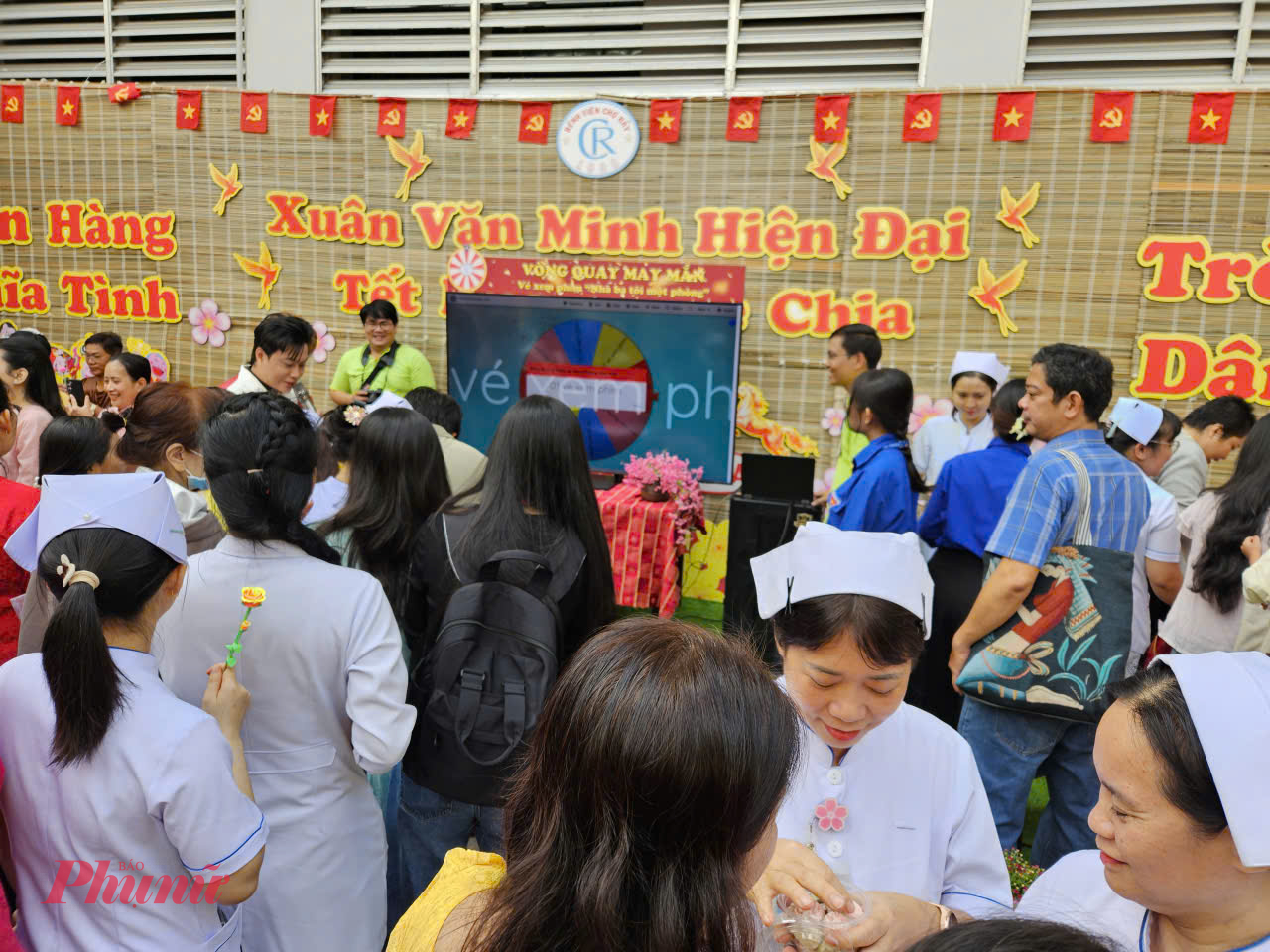 Chương trình vòng quay trúng thưởng thu hút rất đông người tham gia, mang lại tiếng cười, không khí mùa xuân tràn ngập