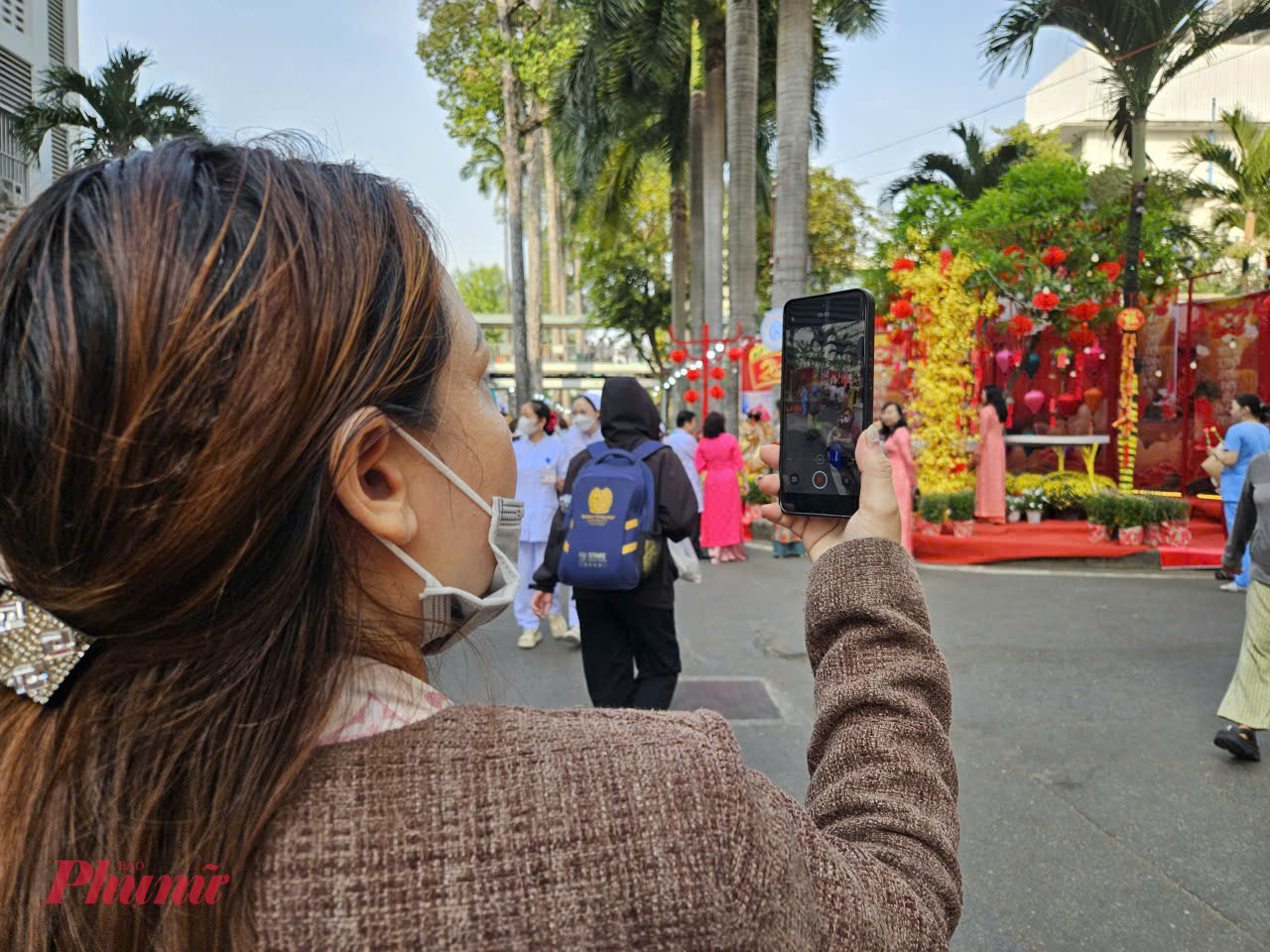 Thân nhân bệnh nhân quay video gửi về nhà cho gia đình yên tâm