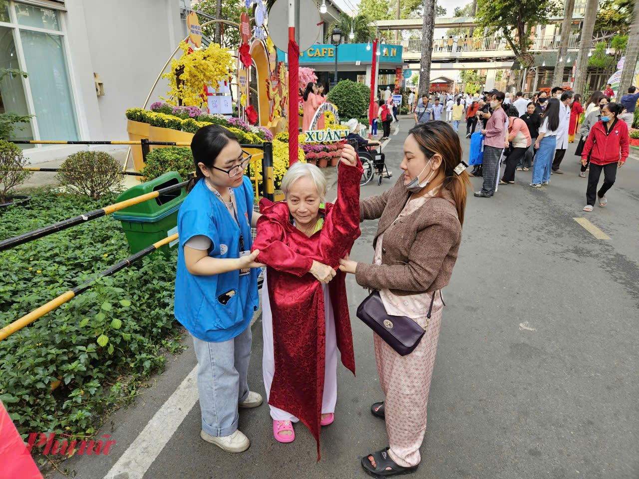 Bà chia sẻ đang cận Tết lại phải đến Bệnh viện Chợ Rẫy khám bệnh nên mọi người rất lo lắng, bà cũng có nhiều e ngại. Tuy nhiên, khi hòa vào đường xuân, bà đã cảm thấy đỡ mệt, đỡ sợ hơn: Đi chơi tết đã, bệnh tật tính sau