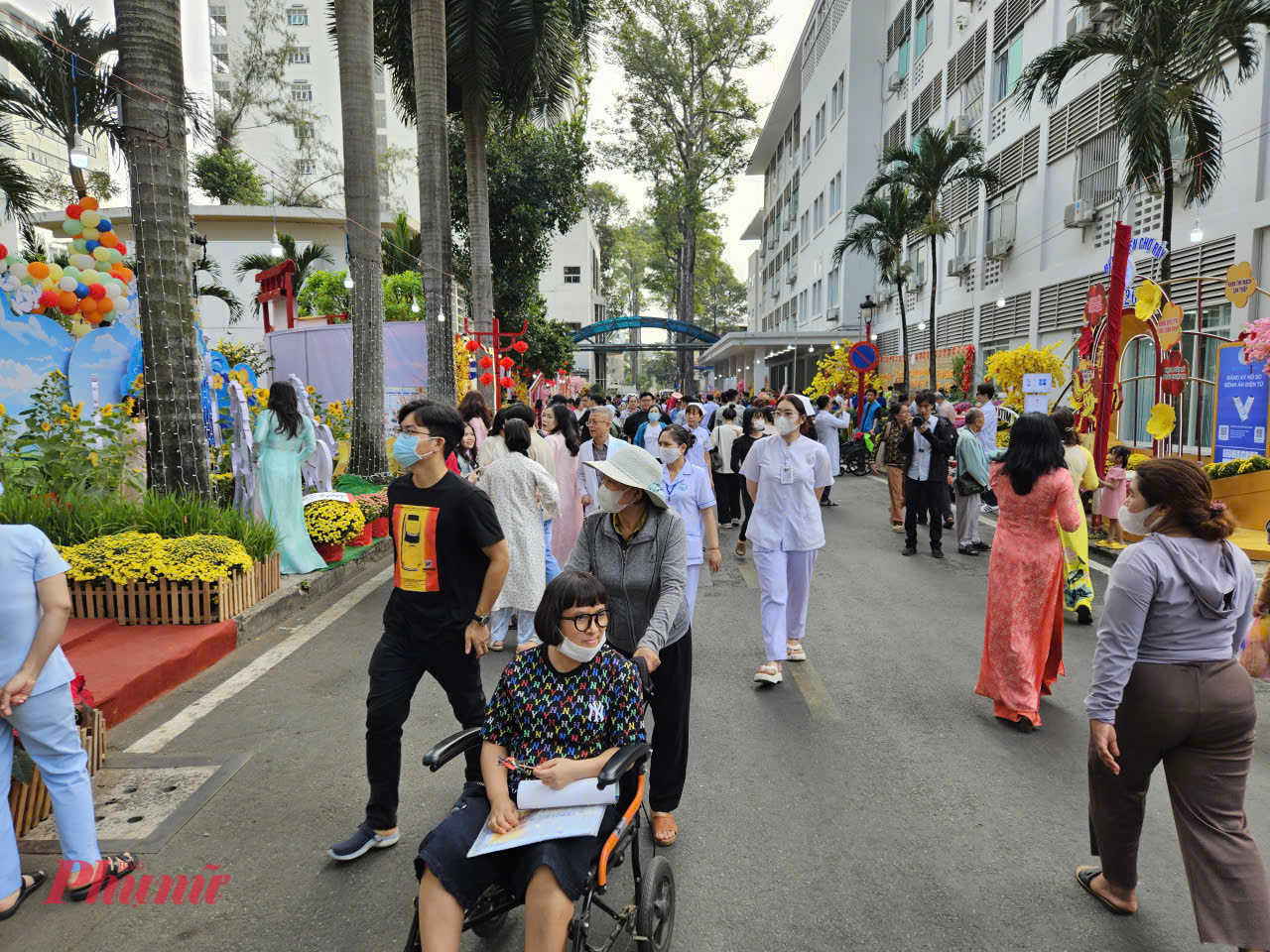 Để thân nhân, bệnh nhân điều trị tại bệnh viện vẫn được cùng nhau đón Tết Nguyên đán 2026, Bệnh viện Chợ Rẫy đã tổ chức đường hoa xuân, chủ đề Xuân văn minh hiện đại - Tết kết nối sẻ chia với nhiều hoạt động ý nghĩa.