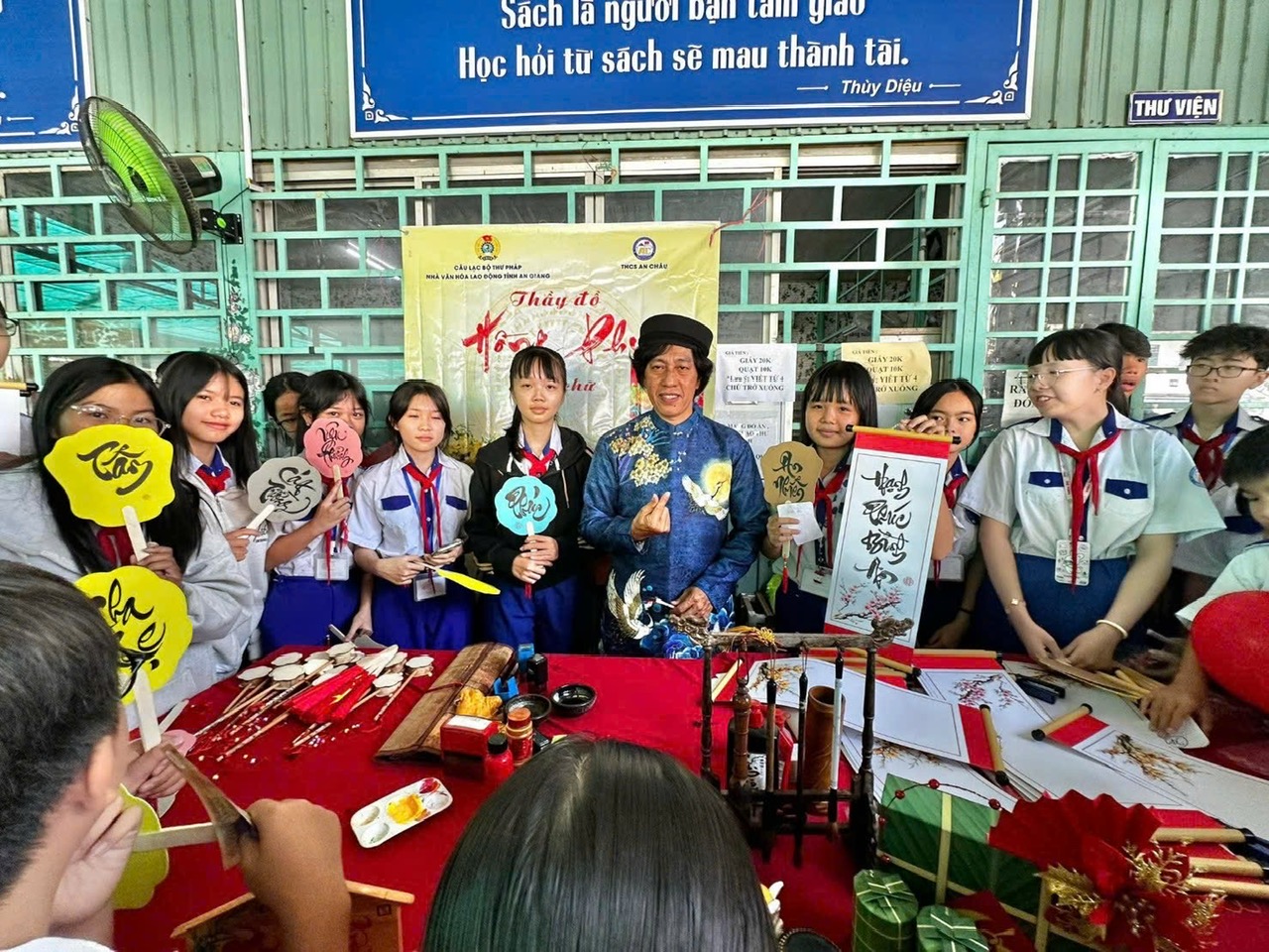 Thầy trò cùng tìm hiểu bài thơ Ông Đồ qua hoạt động viết thư pháp