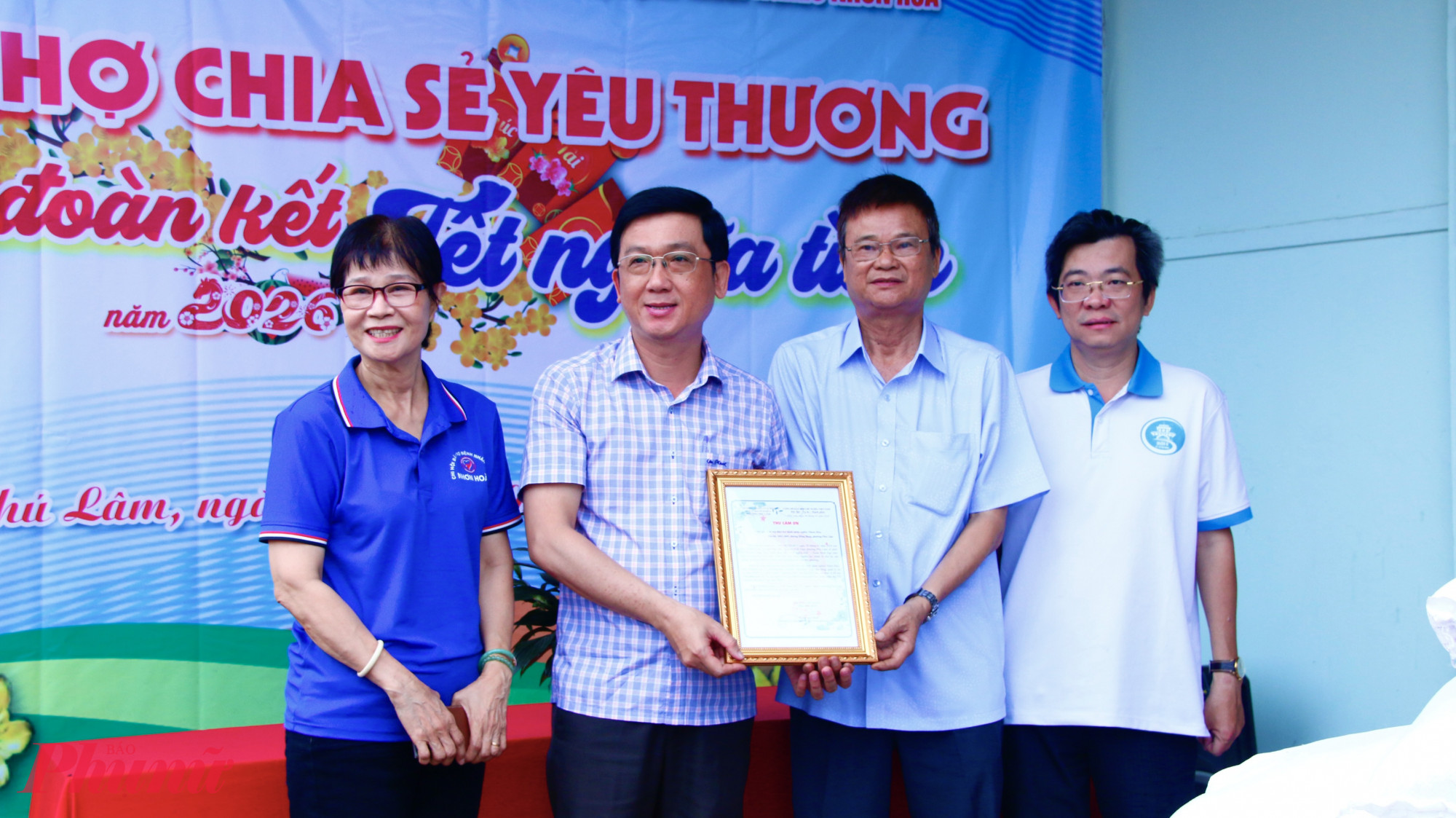 lãnh đạo phường Phú Lâm đã trao thư cảm ơn đến các đơn vị tài trợ, mạnh thường quân đã đồng hành, chung tay chăm lo cho người dân trong dịp Tết.