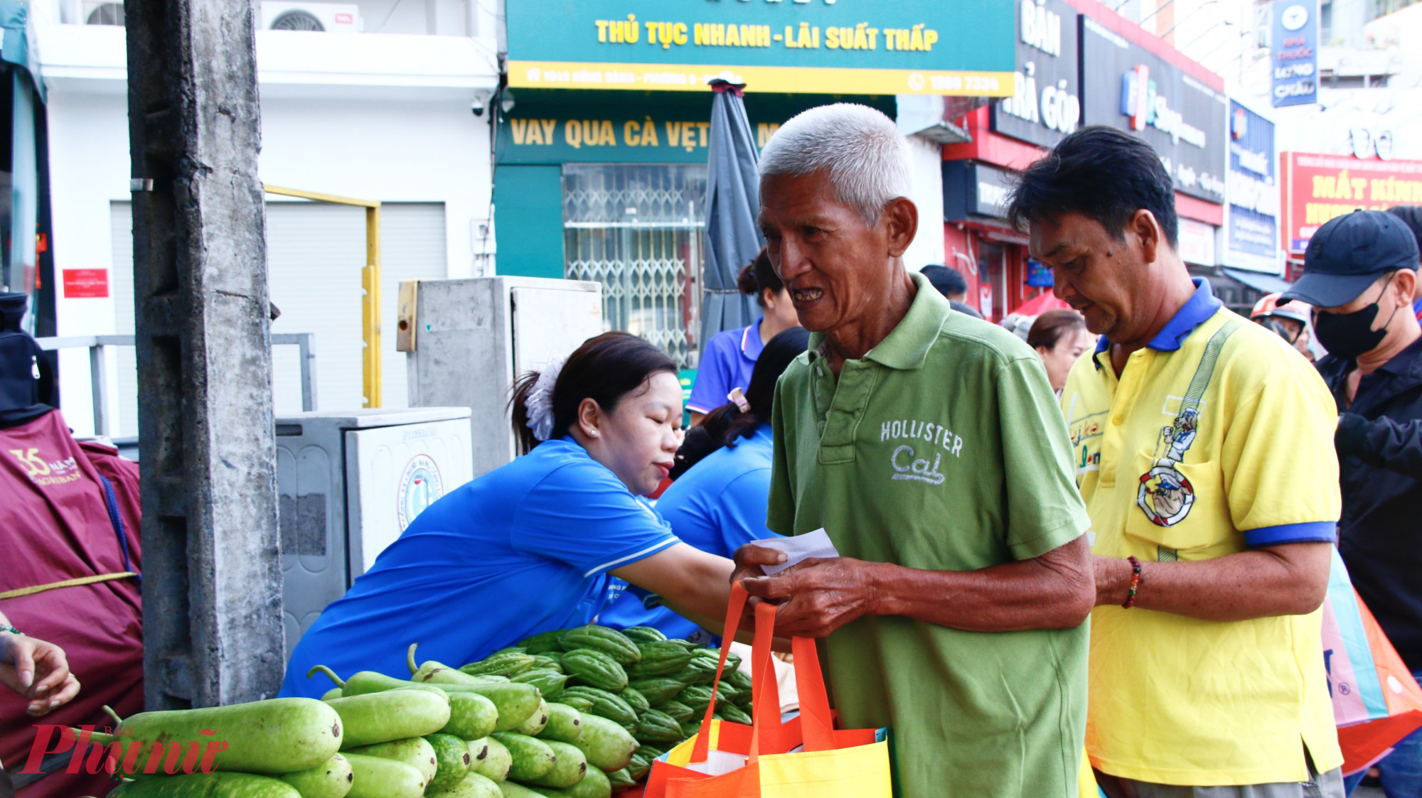 Phiên chợ nhằm mang tết ấm áp đến với các hộ gia đình có hoàn cảnh khó khăn trên địa bàn.