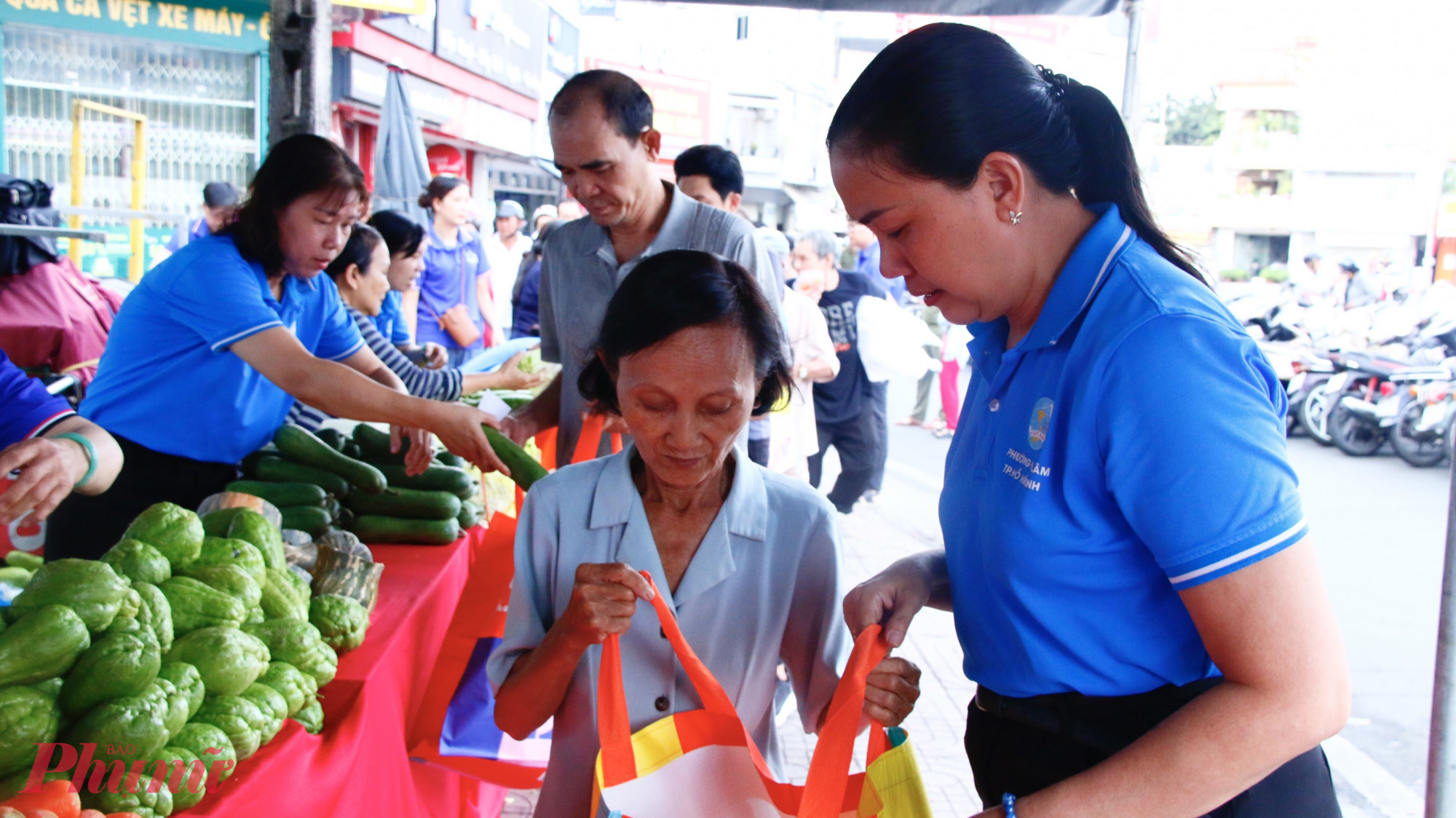 Có mặt từ sớm để chờ đến lượt nhận quà, bà Huỳnh Thị Thu Hương (71 tuổi, khu phố 7, phường Phú Lâm) xúc động cho biết: “Tết đến gần mà tôi cũng không sắm sửa gì. Tôi là công nhân về hưu, con trai làm bảo vệ, nhà ít người nên cũng tiết kiệm. Nay được nhận gạo, mì, rau củ quả… là thấy mâm cơm ngày Tết đã đủ đầy rồi, đỡ được nhiều chi phí”.